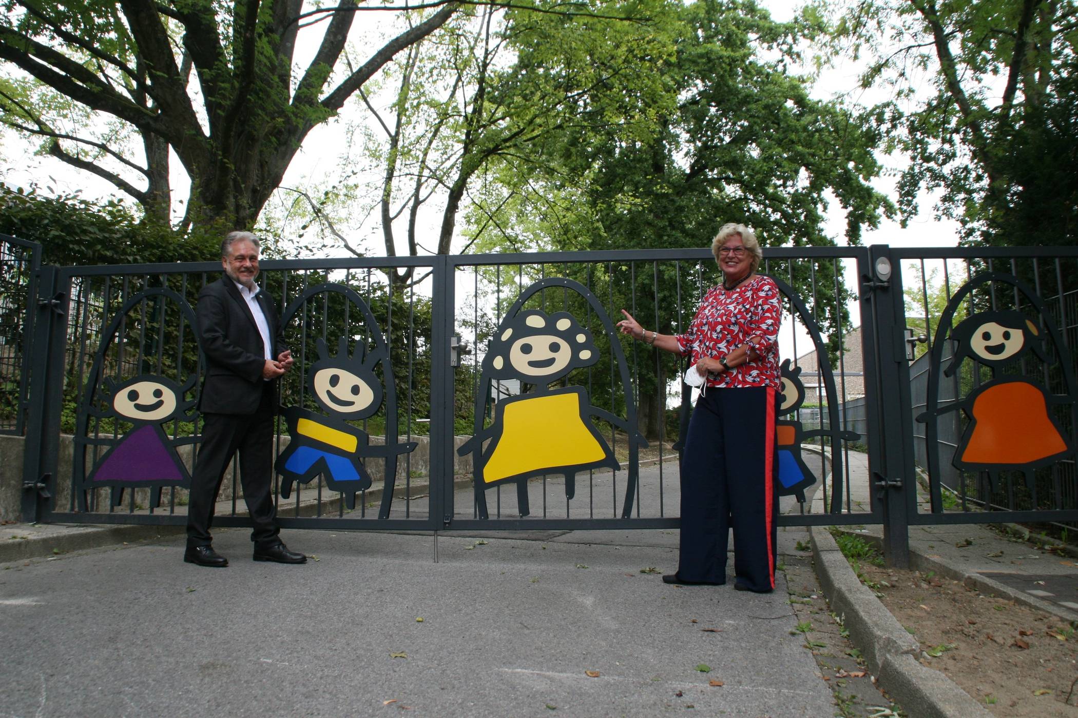  Schulleiterin Birgit Krohm zeigt Bürgermeister Thomas Dinkelmann die Figur am neuen Tor, in der die Schüler sie erkannt haben. 