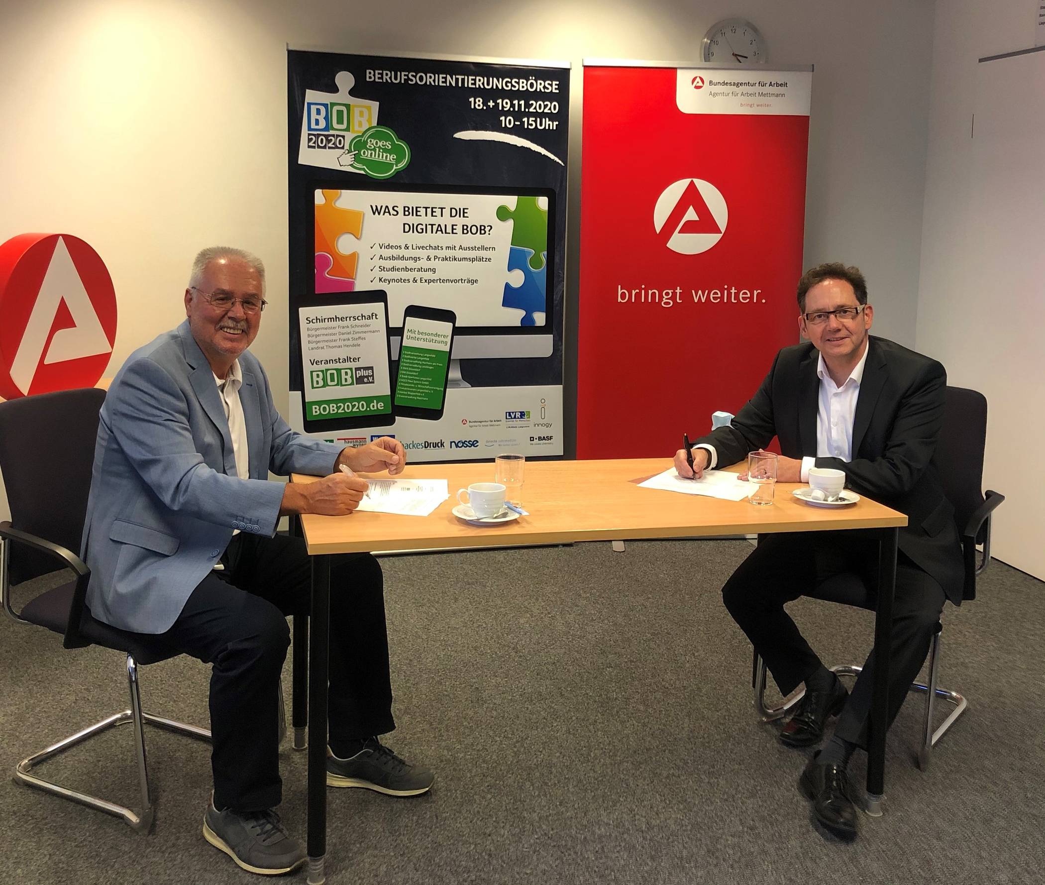  Hans-Dieter Clauser (links i Bild, BOB plus e.V.) und Karl Tymister (Agentur für Arbeit Mettmann) beim Unterzeichnen der Kooperationsvereinbarung für die BOB2020 online. 
