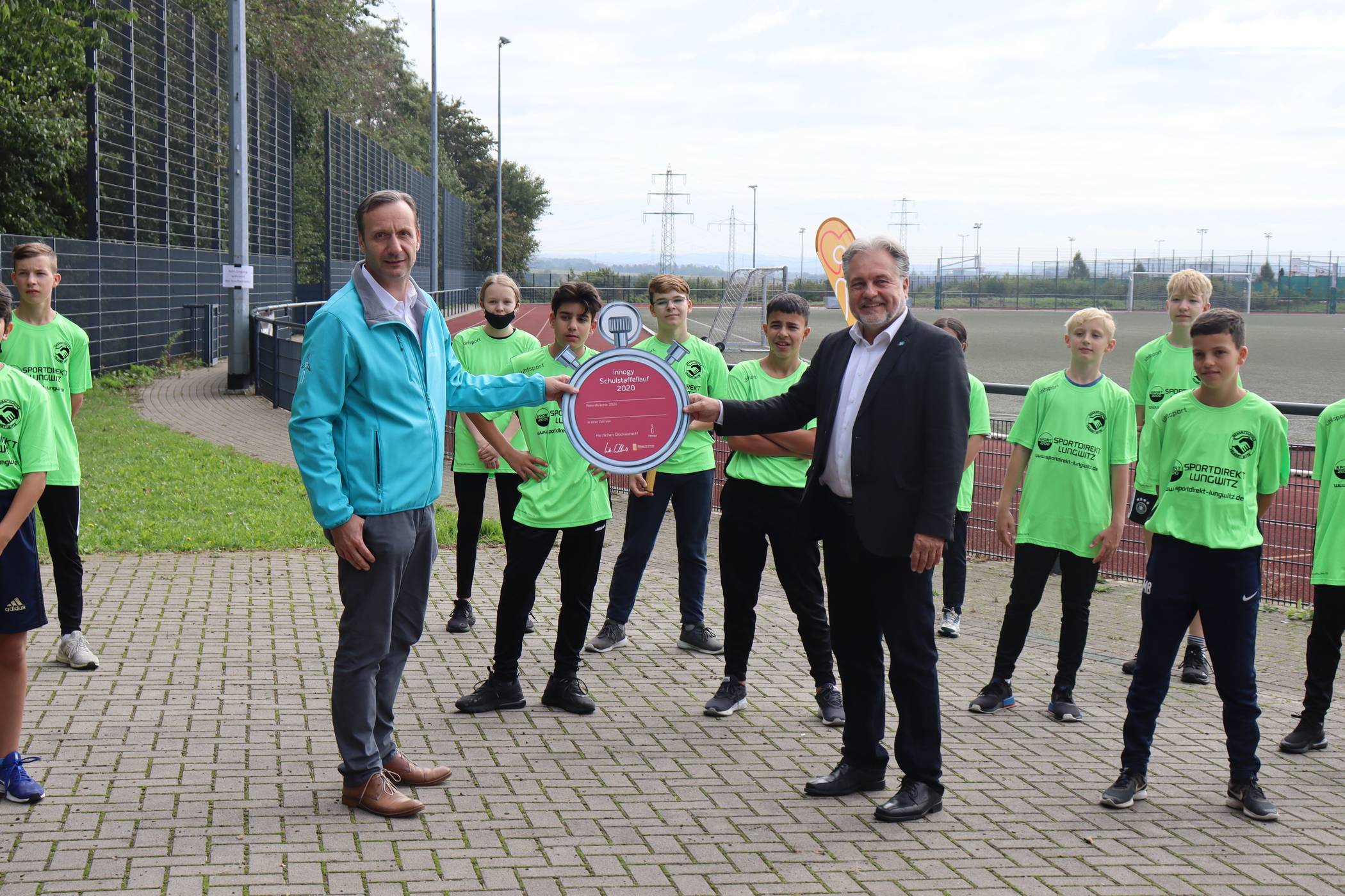  Bürgermeister von Mettmann Thomas Dinkelmann (v. r.) und Frithjof Gerstner (v. l.), Kommunalbetreuer bei innogy Westenergie, waren zum Anfeuern der Teilnehmer am 13. Schulstaffellauf auf den Sportplatz am Heinrich-Heine-Gymnasium gekommen. 