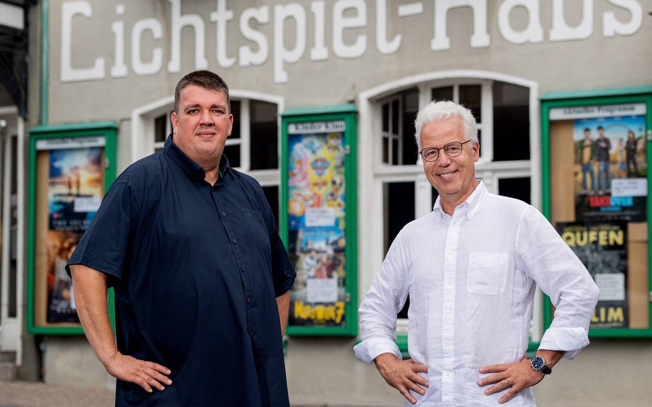  Kinobetreiber Thomas Rüttgers und Teamleiter Martin Geisenhanslüke vor dem ausgezeichneten Weltspiegel in Mettmann.    