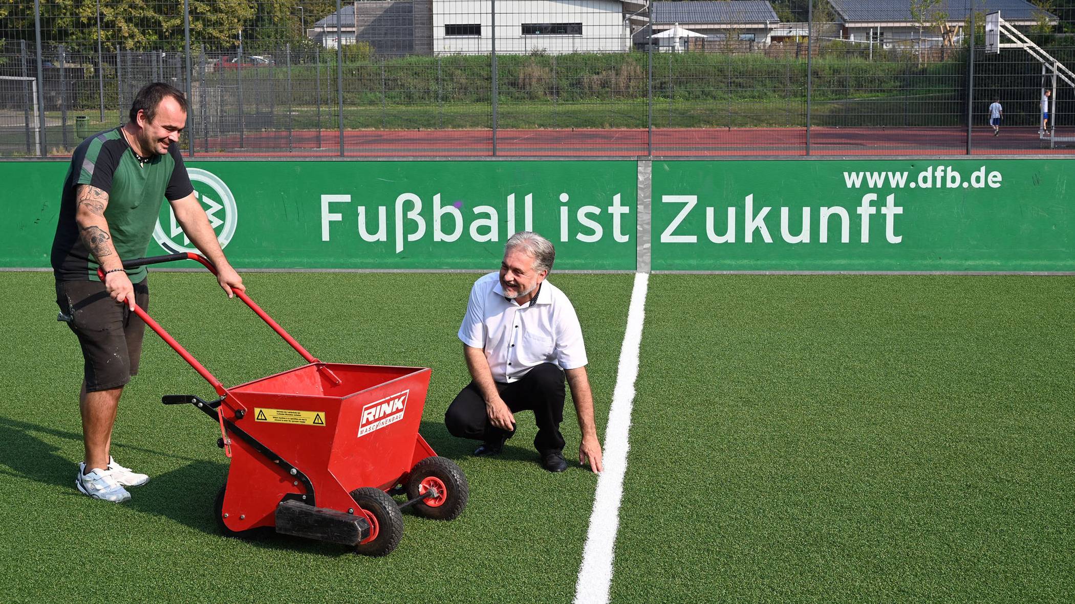  Bürgermeister Thomas Dinkelmann durfte das erneuerte Kunstrasen-Kleinfeld bereits betreten. Das Spielfeld ist ab sofort wieder freigegeben. 