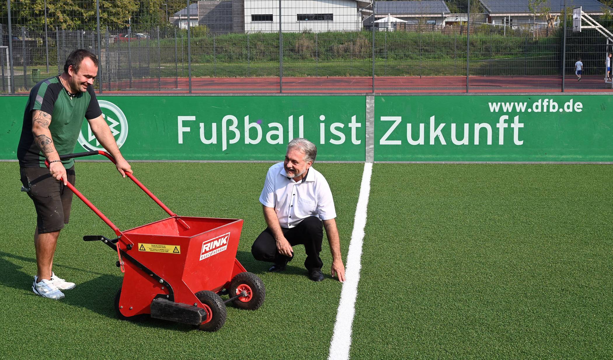  Bürgermeister Thomas Dinkelmann durfte das erneuerte Kunstrasen-Kleinfeld bereits betreten. Das Spielfeld ist ab sofort wieder freigegeben. 