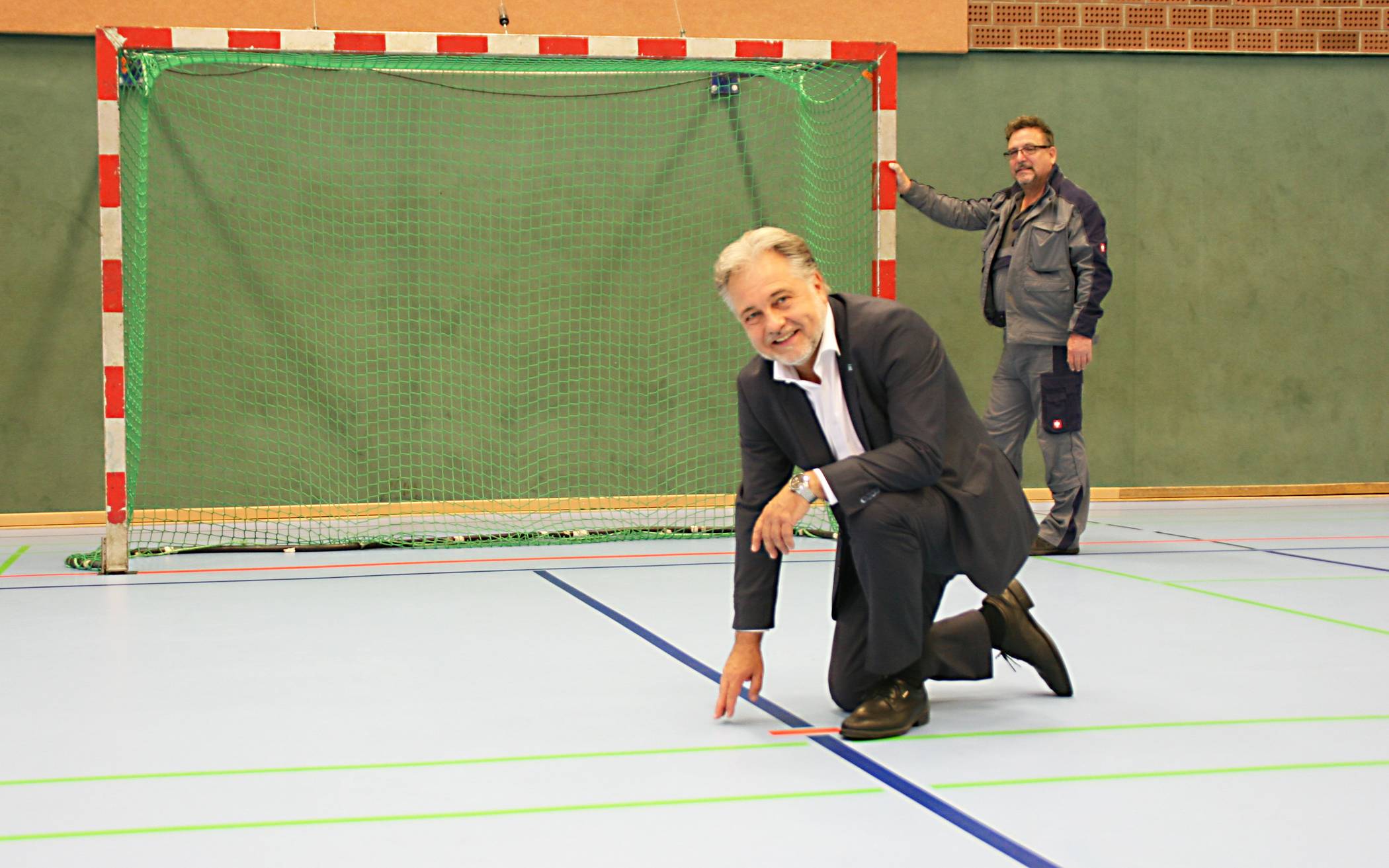  Alles bereit für die neue Saison: Bürgermeister Thomas Dinkelmann zusammen mit Hausmeister Juan Cuenca in der Sporthalle an der Herrenhauser Straße. 