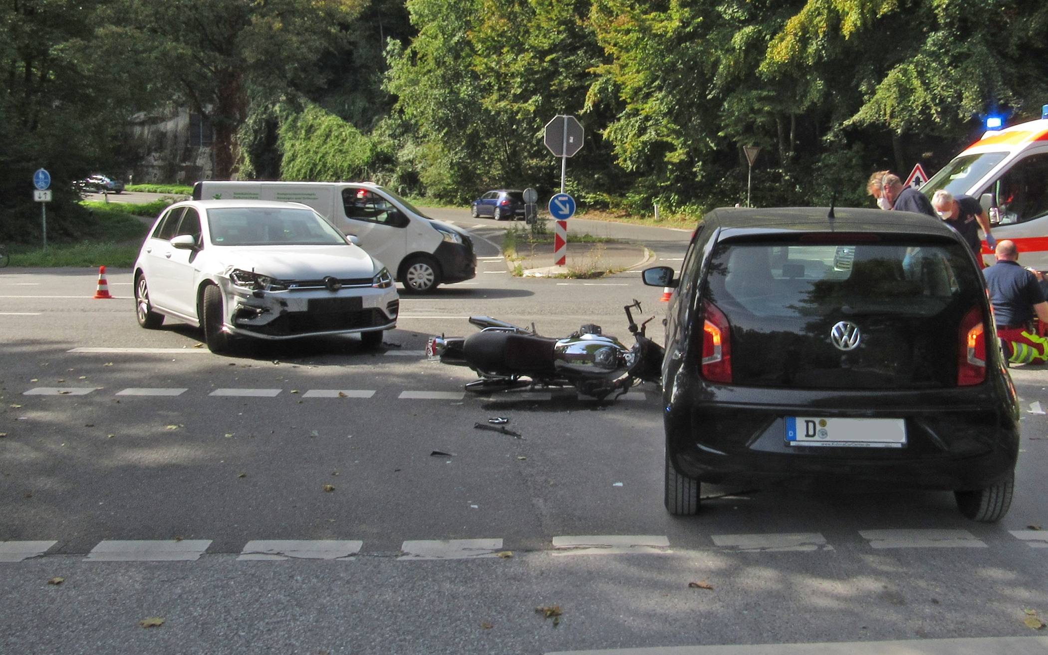  Der VW Golf der 79-Jährigen stieß mit dem Motorrad des Solingers zusammen. 