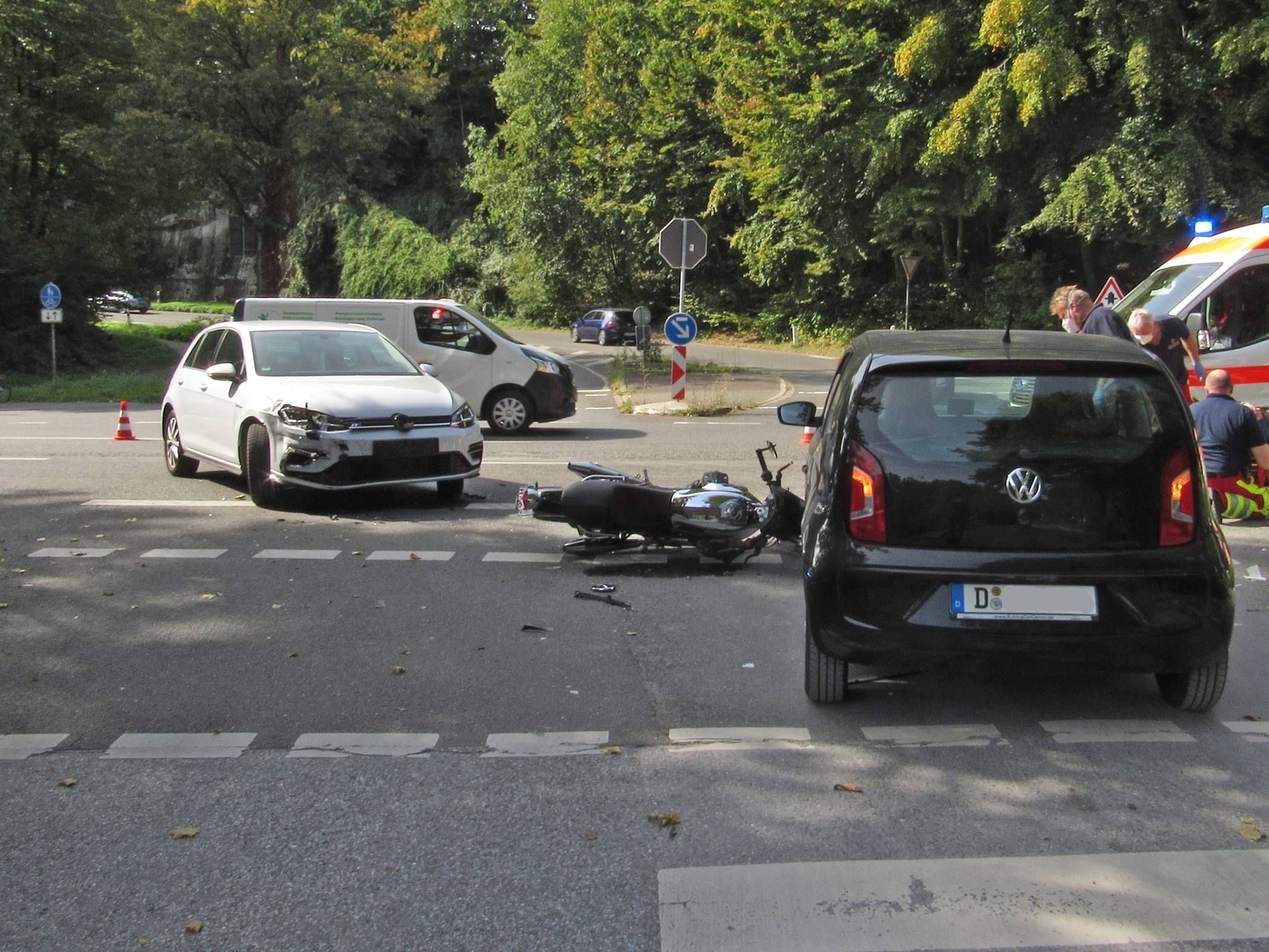  Der VW Golf der 79-Jährigen stieß mit dem Motorrad des Solingers zusammen. 