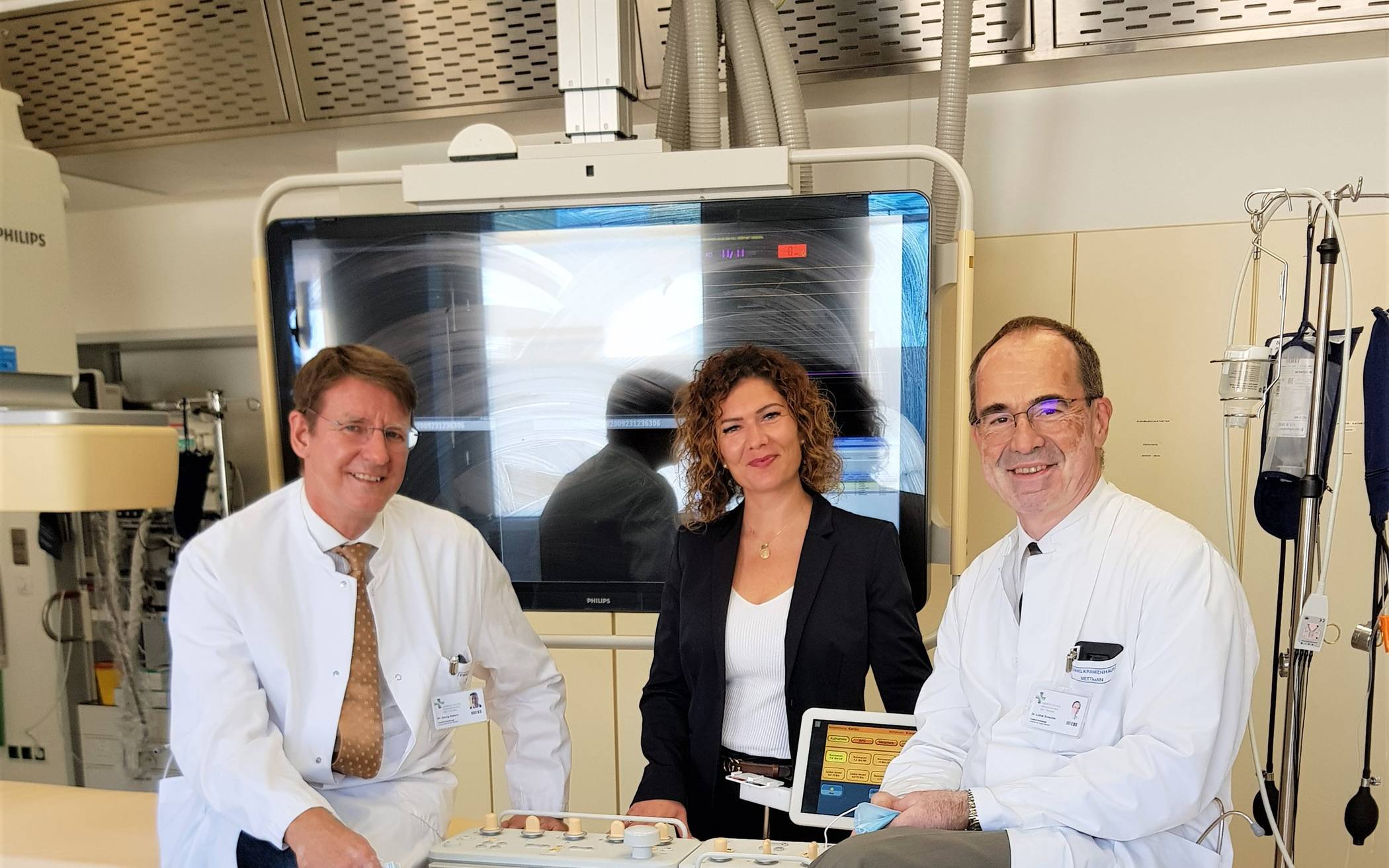  Chefarzt Dr. med. Georg Haltern (l.), Geschäftsführerin Jessica Llerandi Pulido (m.) und Chefarzt Dr. med. Lothar Scheuble (r.) im Herzkatheterlabor des Krankenhauses. 