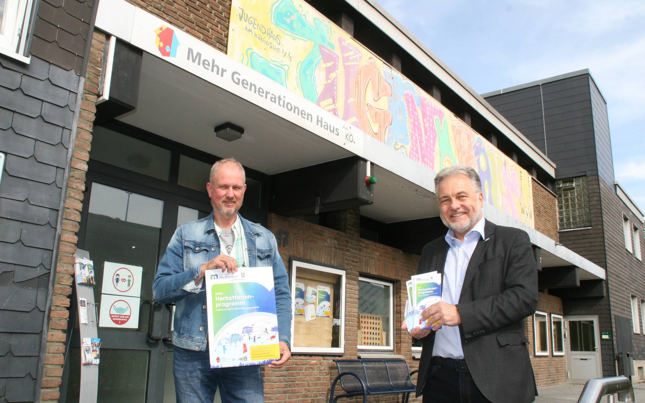  Bürgermeister Thomas Dinkelmann (r.) mit Axel Meven, Leiter der städtischen Jugendförderung, vor dem Mehrgenerationenhaus, in dem die meisten Angebote stattfinden werden. 