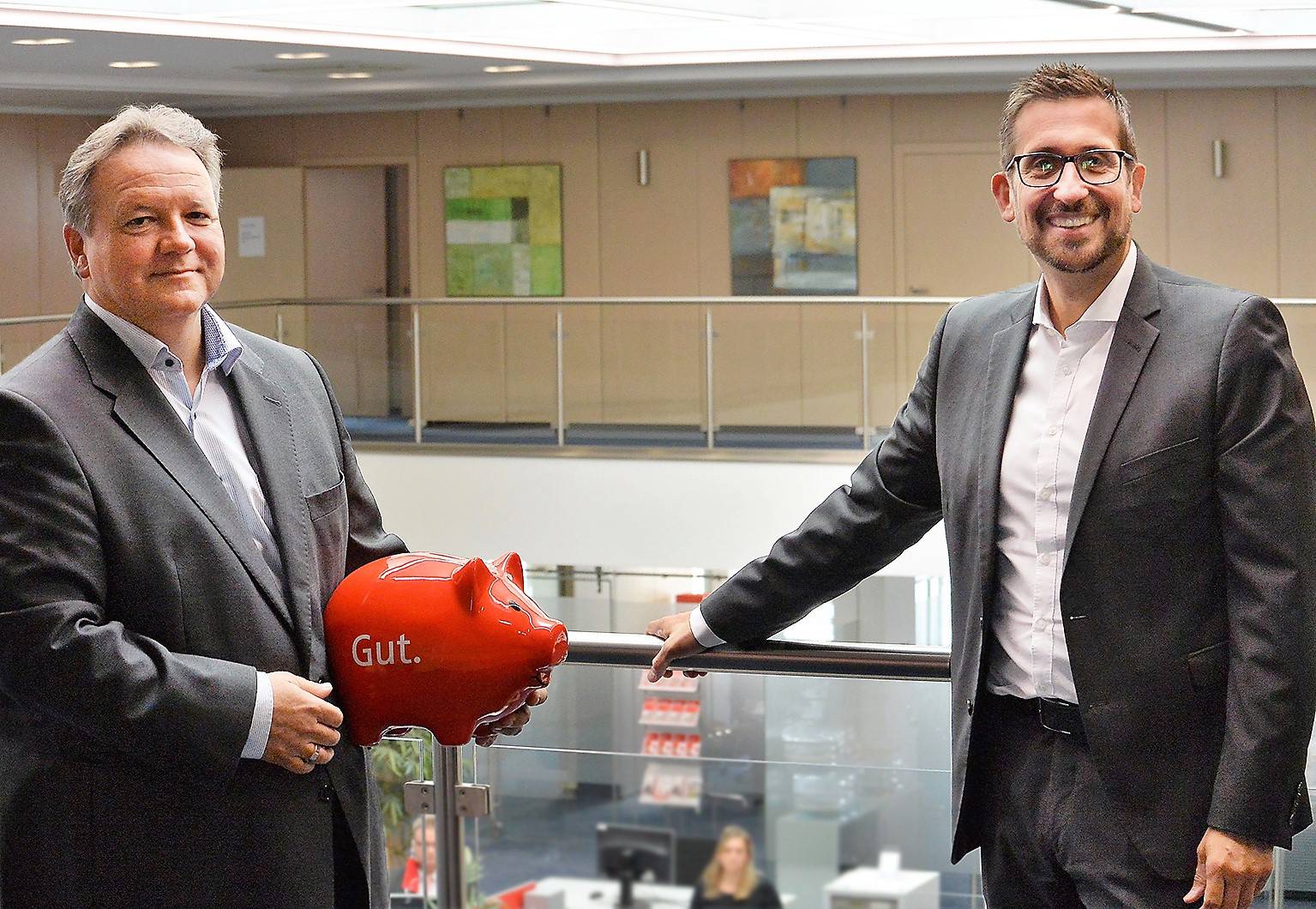  Kreissparkassen-Gebietsdirektoren Thomas Döring und Thomas Meuser freuen sich über den mit 272.000 Euro prall gefüllten Spendentopf für Kunst, Kultur, Schulfördervereine und Brauchtum: „Unsere Spenden kommen aktuell besonders gut an.“ 