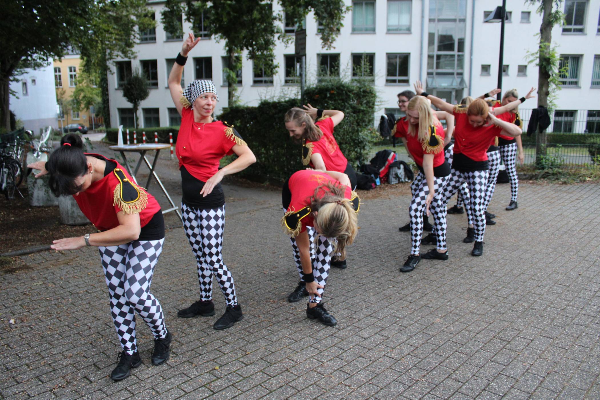  Die Tanzgruppe gab eine kleine Vorführung zu den Klängen von Queen. 