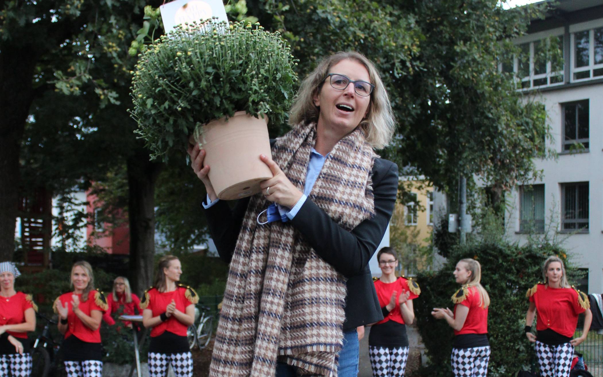  Sandra Pietschmann steigt nach ihrem Sieg auf einen Stuhl, hält eine Ansprach und lässt sich feiern. 