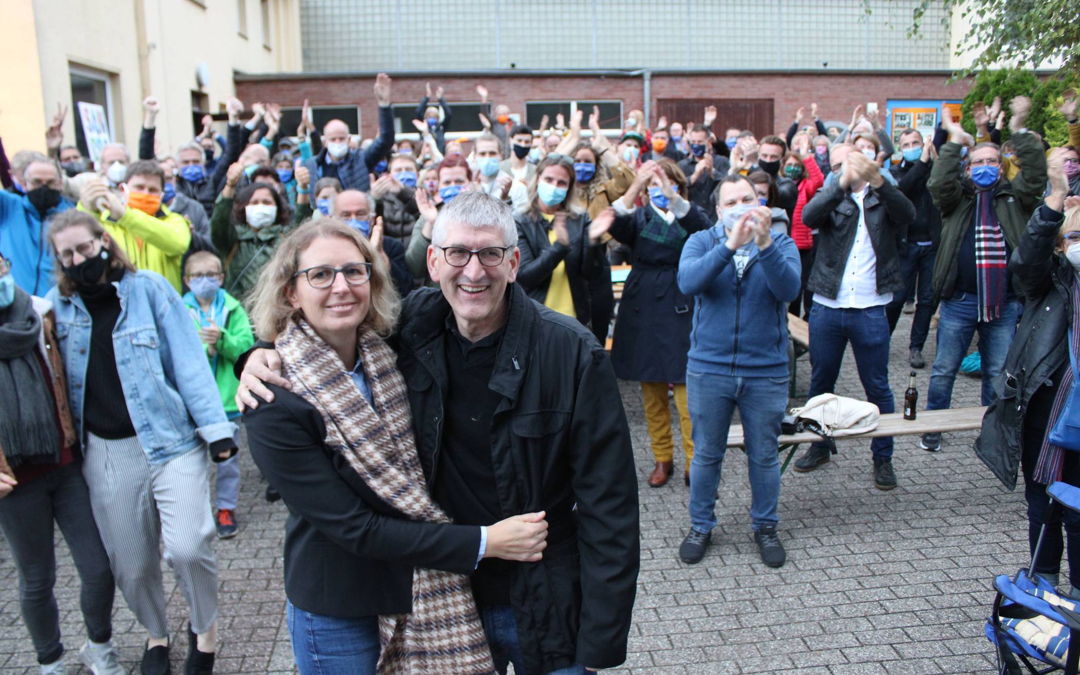  Glücklich nach dem Sieg: Sandra Pietschmann mit ihrem Mann Wolfgang und Unterstützern am Wahlabend. 