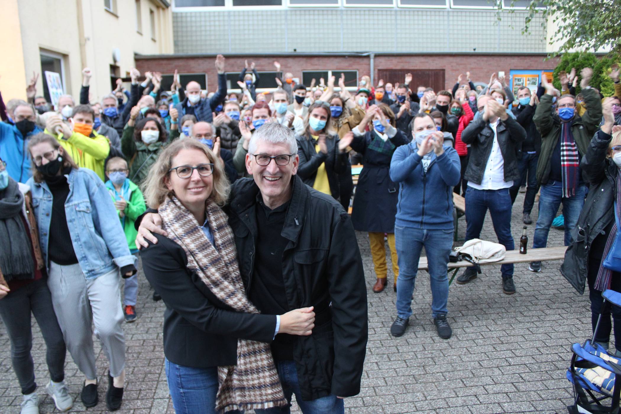  Glücklich nach dem Sieg: Sandra Pietschmann mit ihrem Mann Wolfgang und Unterstützern am Wahlabend. 