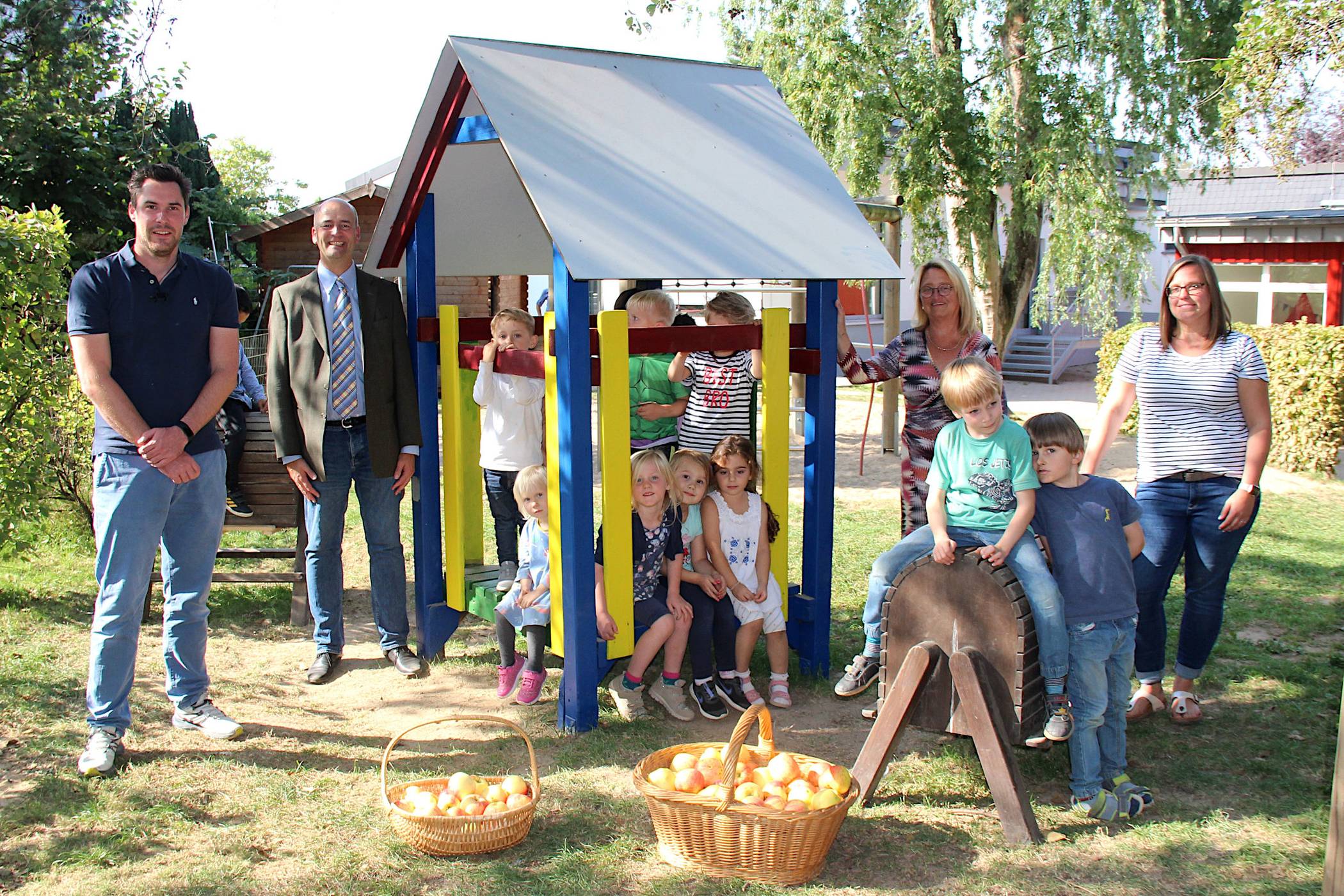  Ein frisch renoviertes Spielhaus und frische Äpfel für die Kinder in Metzkausen. Mit dabei ( von rechts): Lena Gebauer (Kita am Hoshof), Elke Völz (Kita Heilige Familie) Gregor Neumann und Jonas Beyer (Bürgerverein Metzkausen). 