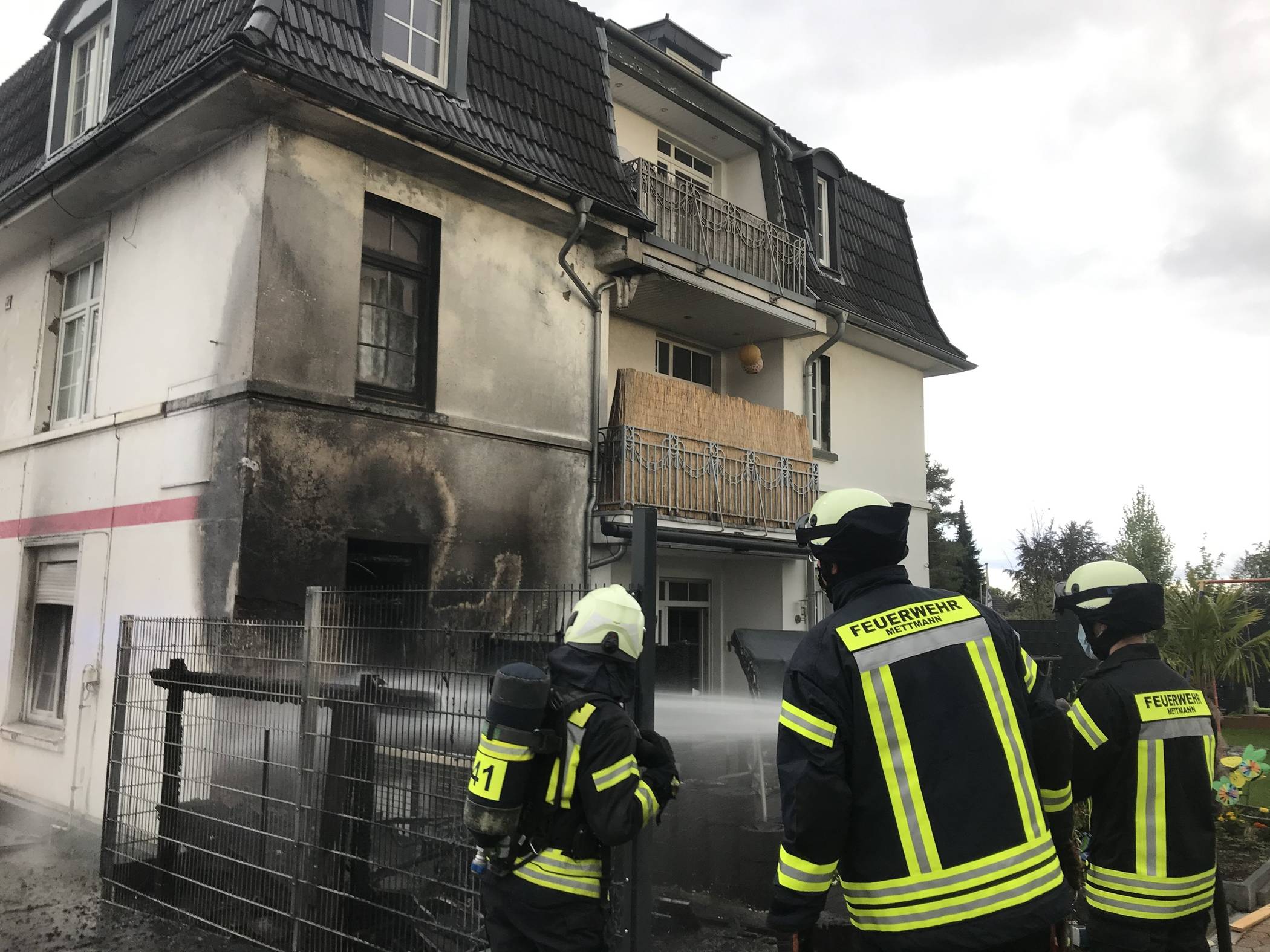  Die Feuerwehr an der Einsatzstelle in der Johannes-Flintrop-Straße. 