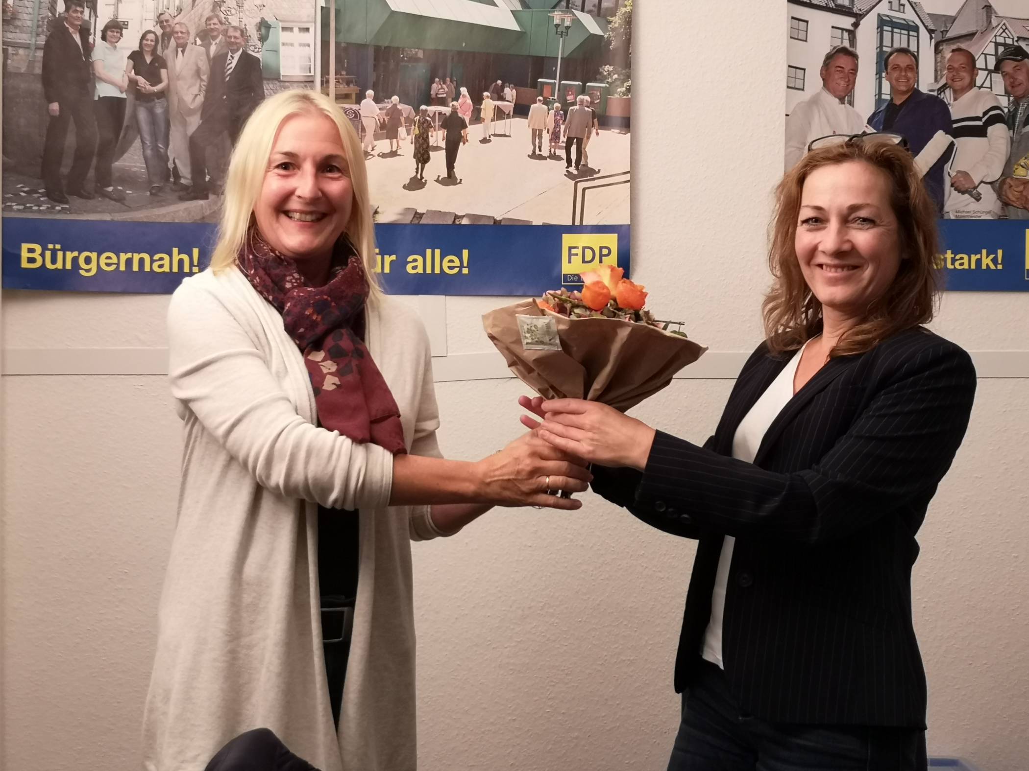  Christiane Jochum gratuliert Andrea Metz zum Posten der Fraktionsvorsitzenden. 