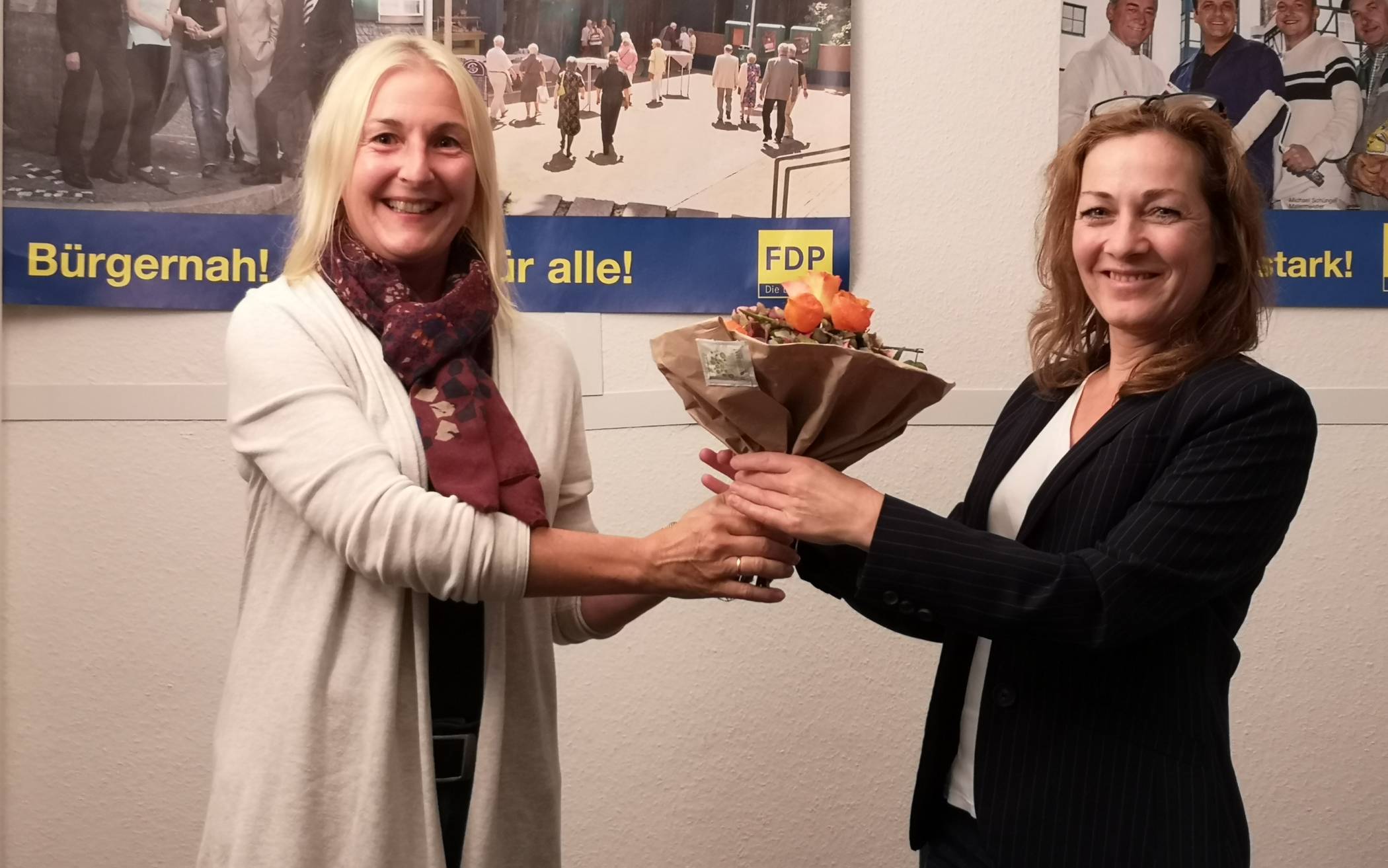  Christiane Jochum gratuliert Andrea Metz zum Posten der Fraktionsvorsitzenden. 