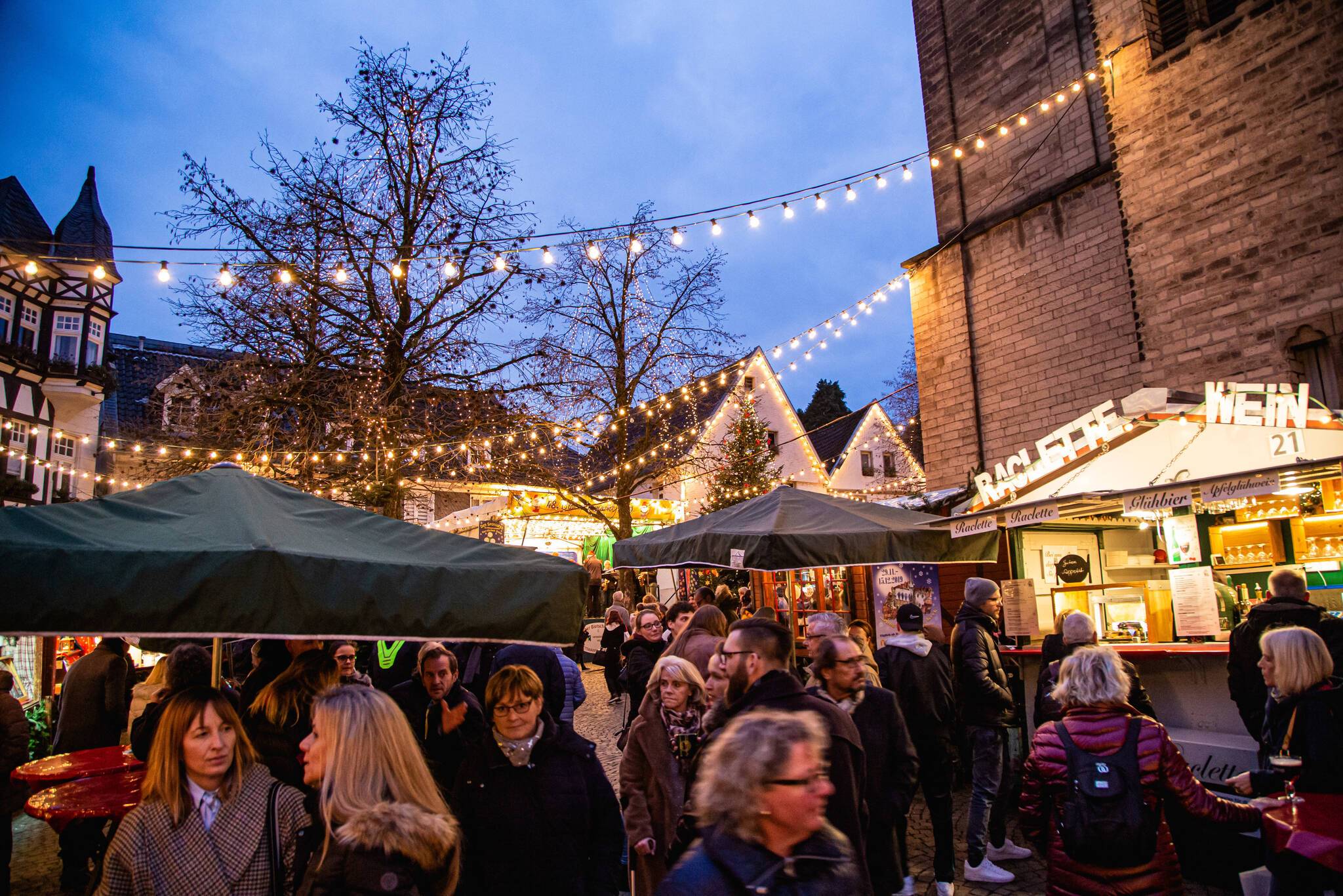  Auf dem Blotschenmarkt in der Oberstadt sind die Verhältnisse beengt, Abstandsregeln nur schwer  einzuhalten. 