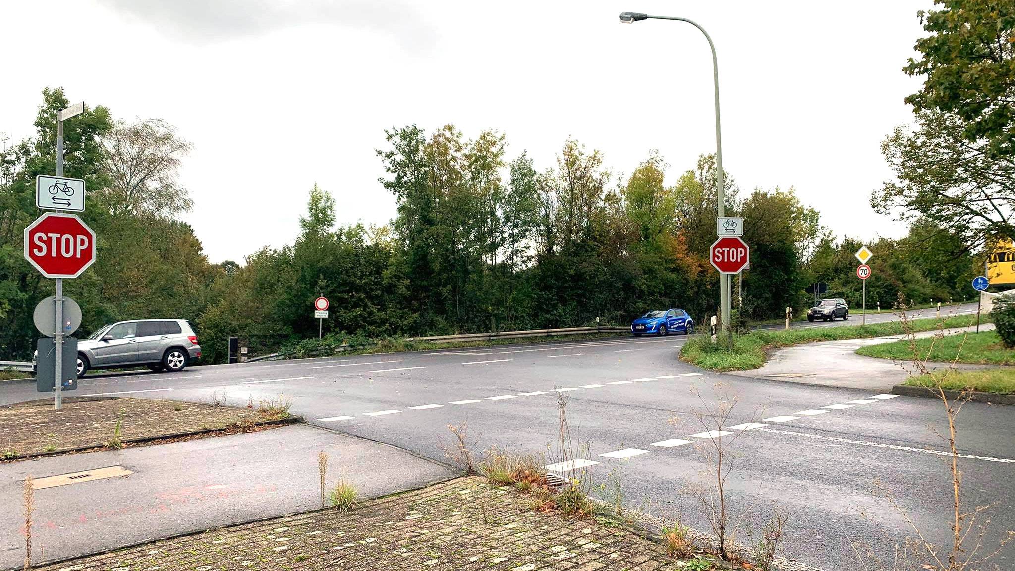  Die Vorfahrtsbeschilderung wurde durch Stop-Schilder ersetzt.   