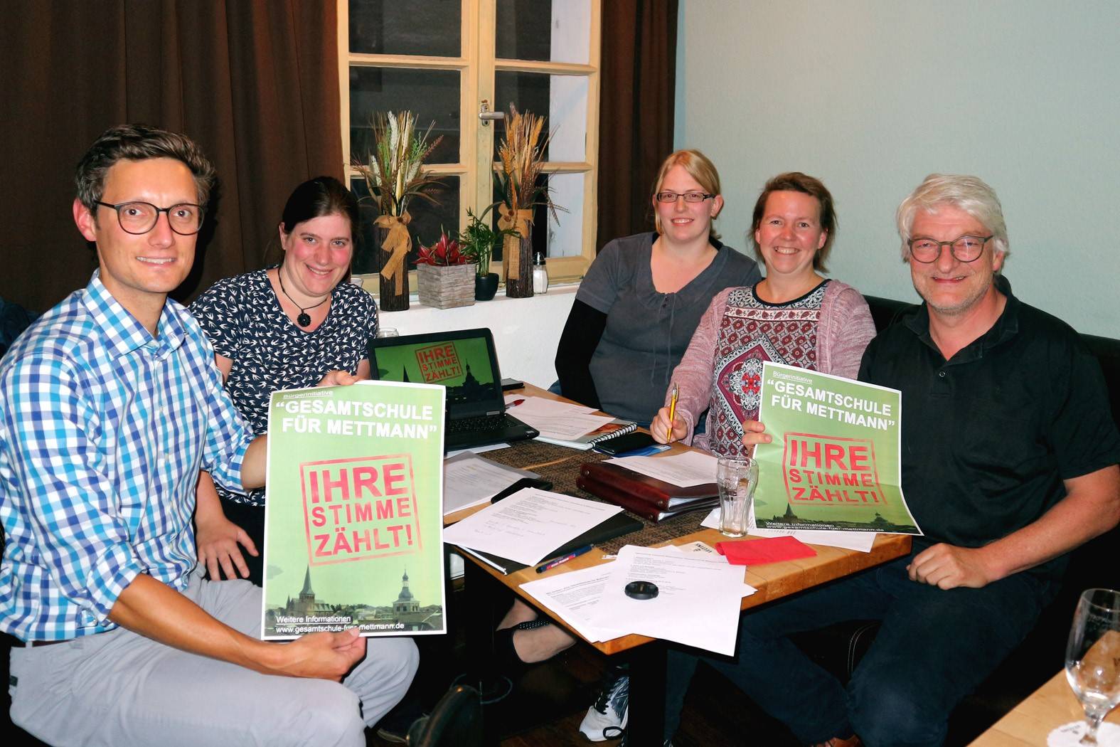  (v.li.) Jan Roth, Sandra Michalke, Jessica Lorenz, Tina Kluth und Bodo Herlyn von der Bürgerinitiative Gesamtschule für Mettmann.   