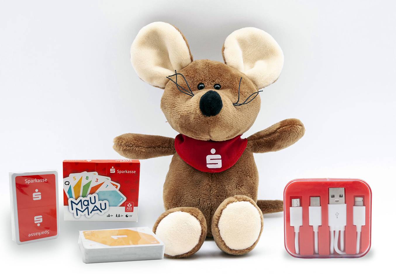  „Sparen soll sich für die Kinder trotzdem lohnen“, finden die Gebietsdirektoren der Kreissparkasse Düsseldorf, Thomas Döring und Thomas Meuser. Dafür gibt es für die kleinen Kundinnen und Kunden eine entsprechende Belohnung. 