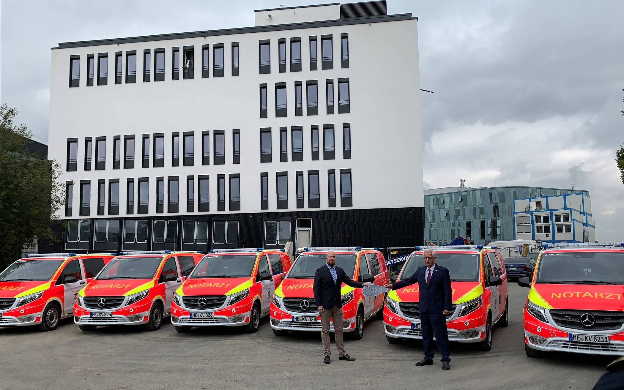  Vor dem fast fertigen Kreisleitstellen-Neubau übergab Landrat Thomas Hendele die Fahrzeuge an André Franzen. 