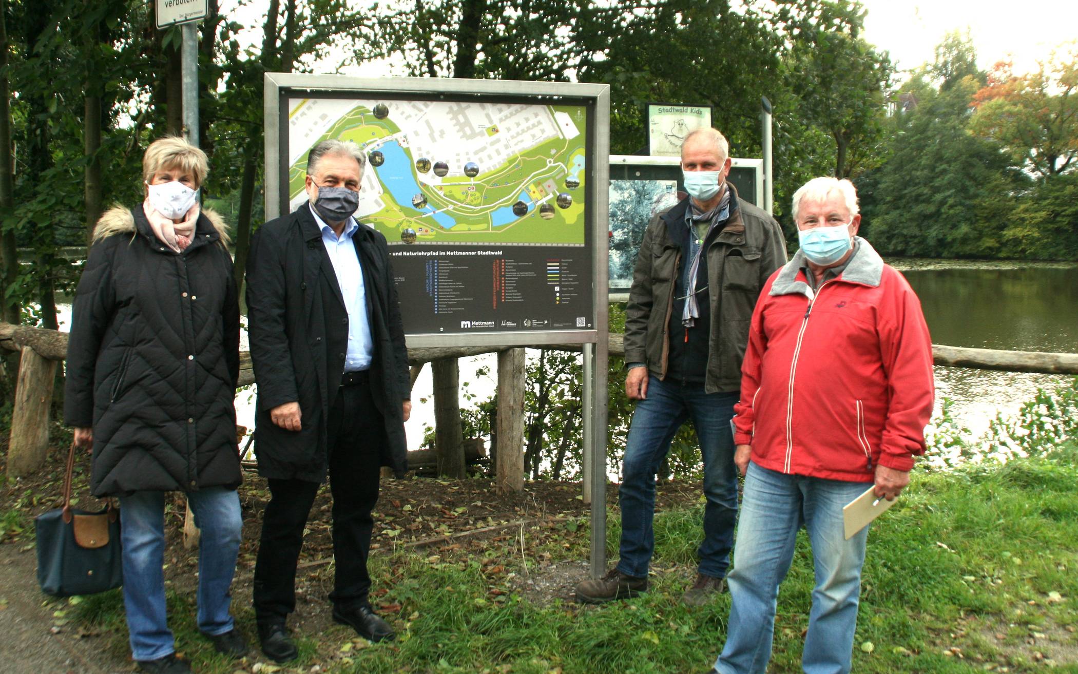  Bürgermeister Thomas Dinkelmann (2. von links) bei der Eröffnung des Naturpfades. 