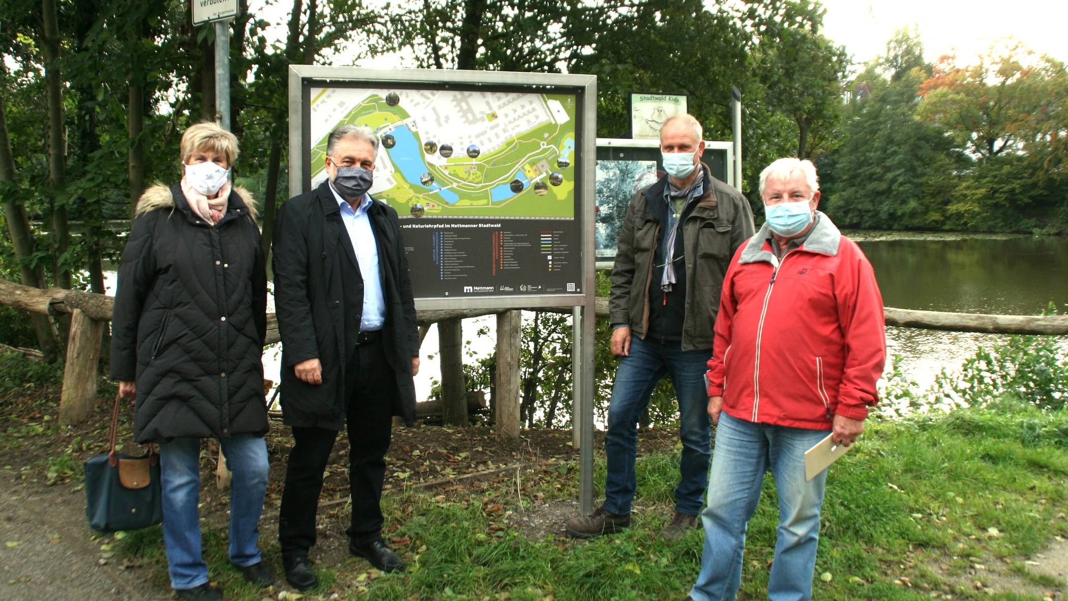 Bürgermeister Thomas Dinkelmann (2. von links) bei der Eröffnung des Naturpfades. 