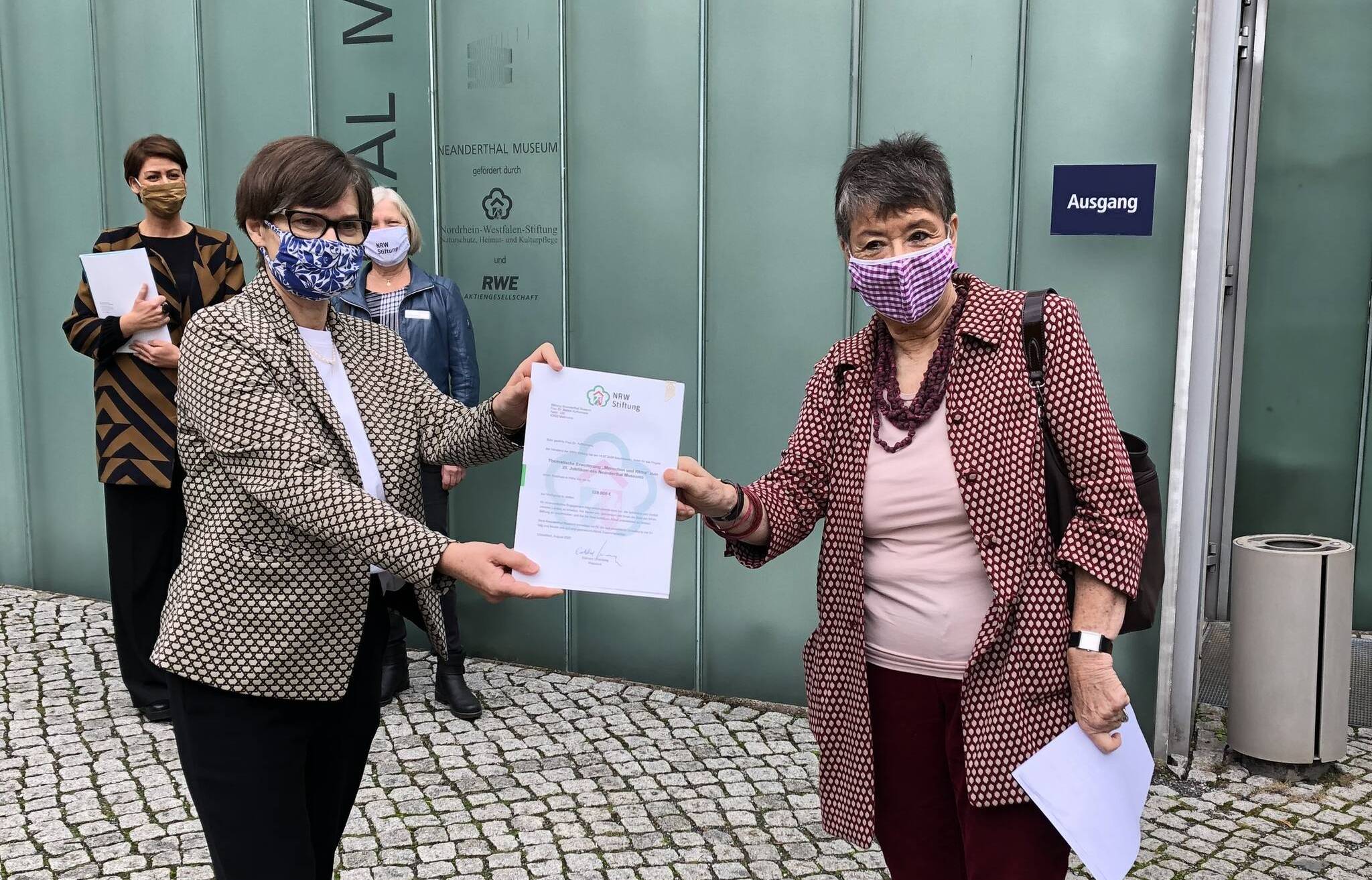  Die Vizepräsidentin der NRW-Stiftung, Barbara Schock-Werner (rechts), überreicht den Förderbescheid an die Museumsleiterin Bärbel Auffermann. 