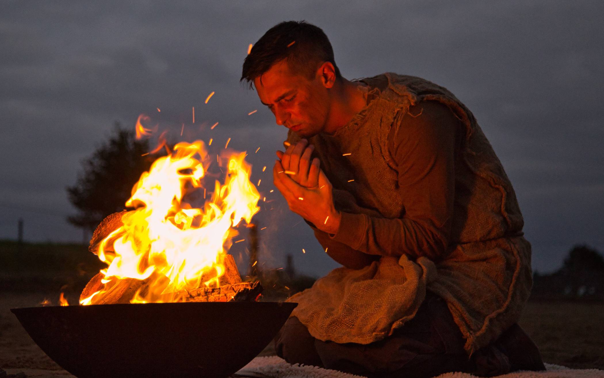  Eindrucksvoll vom Sankt Martin Verein Metzkausen in Szene gesetzt: der frierende Bettler, der sich notdürftig an einem kleinen Feuer wärmt, kurz vor seiner Begegnung mit St. Martin. 