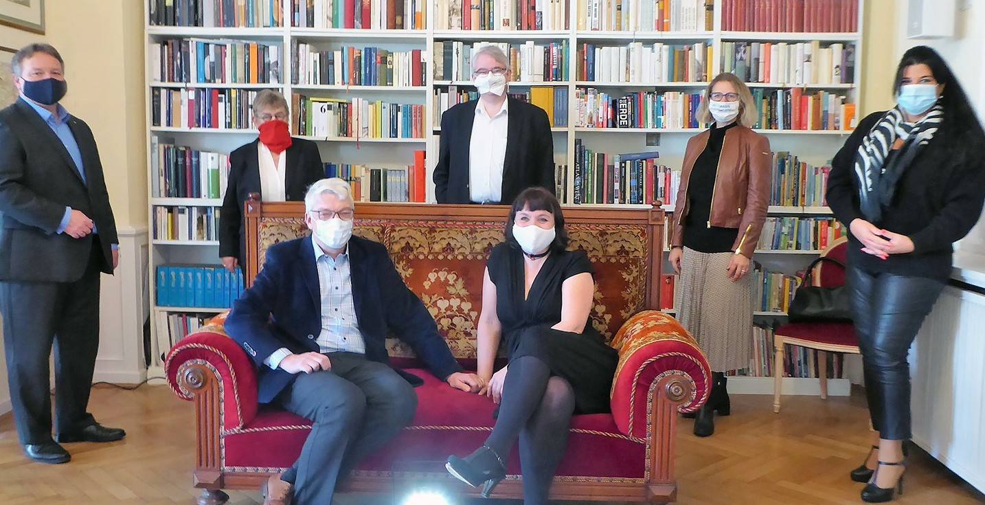  Mit Maske und gut ausgeleuchtet: (hintere Reihe) Sparkassen-Filialdirektor Thomas Döring, Vorstand Kulturvilla Mettmann e.V. Dorothee Meinhard, Noch CDU-Fraktionsvorsitzender Richard Bley, Bald-Bürgermeisterin Sandra Pietschmann, BüTech-Geschäftsführerin Ulrike Kolberg;(vorne) Bodo Herlyn, Constanze Backes, Vorstände Kulturvilla Mettmann e.V.  