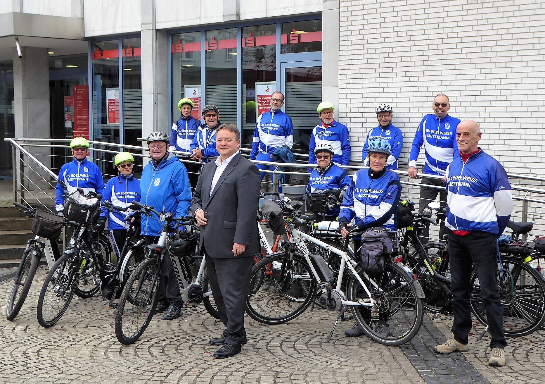  Radler des RV Edelweiß 06 zusammen mit Thomas Döring, Gebietsdirektor der Kreissparkasse in Mettmann. 