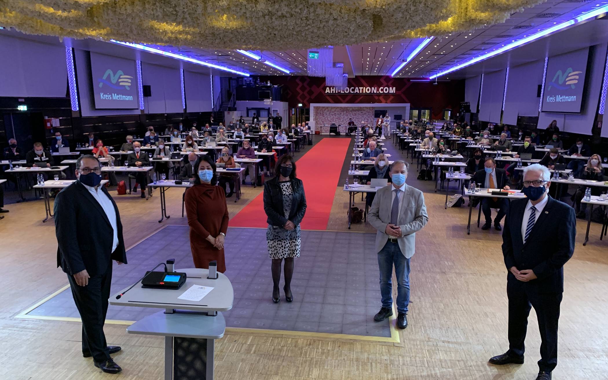  Landrat Thomas Hendele (rechts) mit seinen Stellvertretern (v.l.) Jens Geyer, Martina Köster-Flashar, Annette Mick-Teubler und Michael Ruppert vor dem in der Ahi-Halle in Ratingen versammelten Kreistag. 