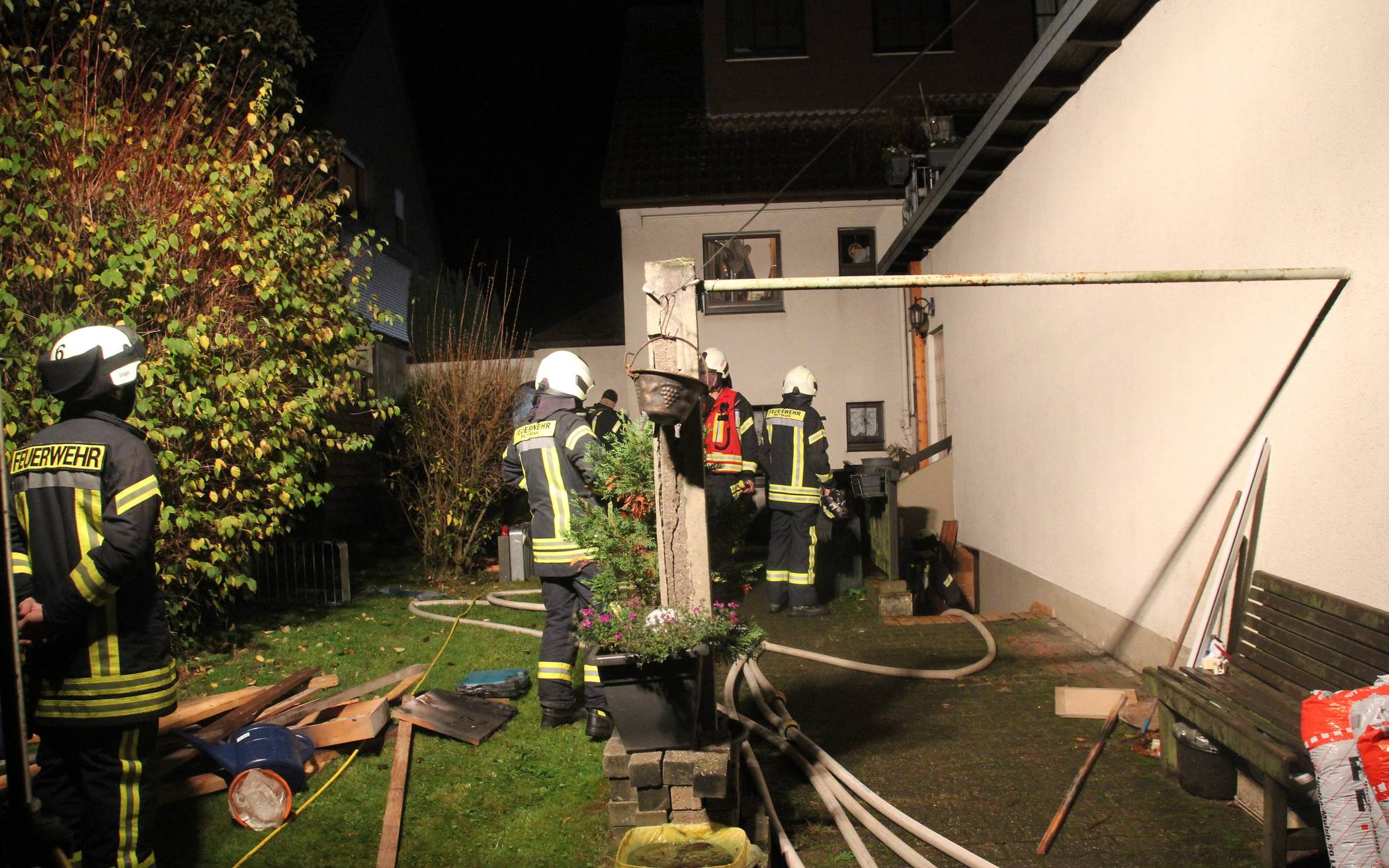 Einsatzkräfte der Feuerwehr Mettmann bei Nachlöscharbeiten