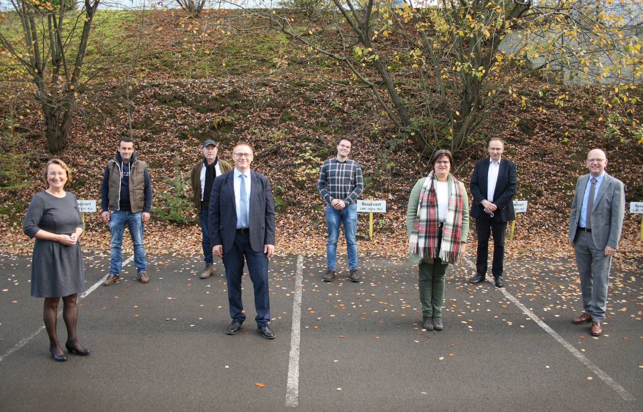  Karl Werring, Präsident der Landwirtschaftskammer Nordrhein-Westfalen, Martin Dahlmann, stellvertr. Kreislandlandwirt, Iris Tübben-Siekerkotte, Jan Elsiepen und Bernd Kneer, Kreislandwirt (v.r.). 