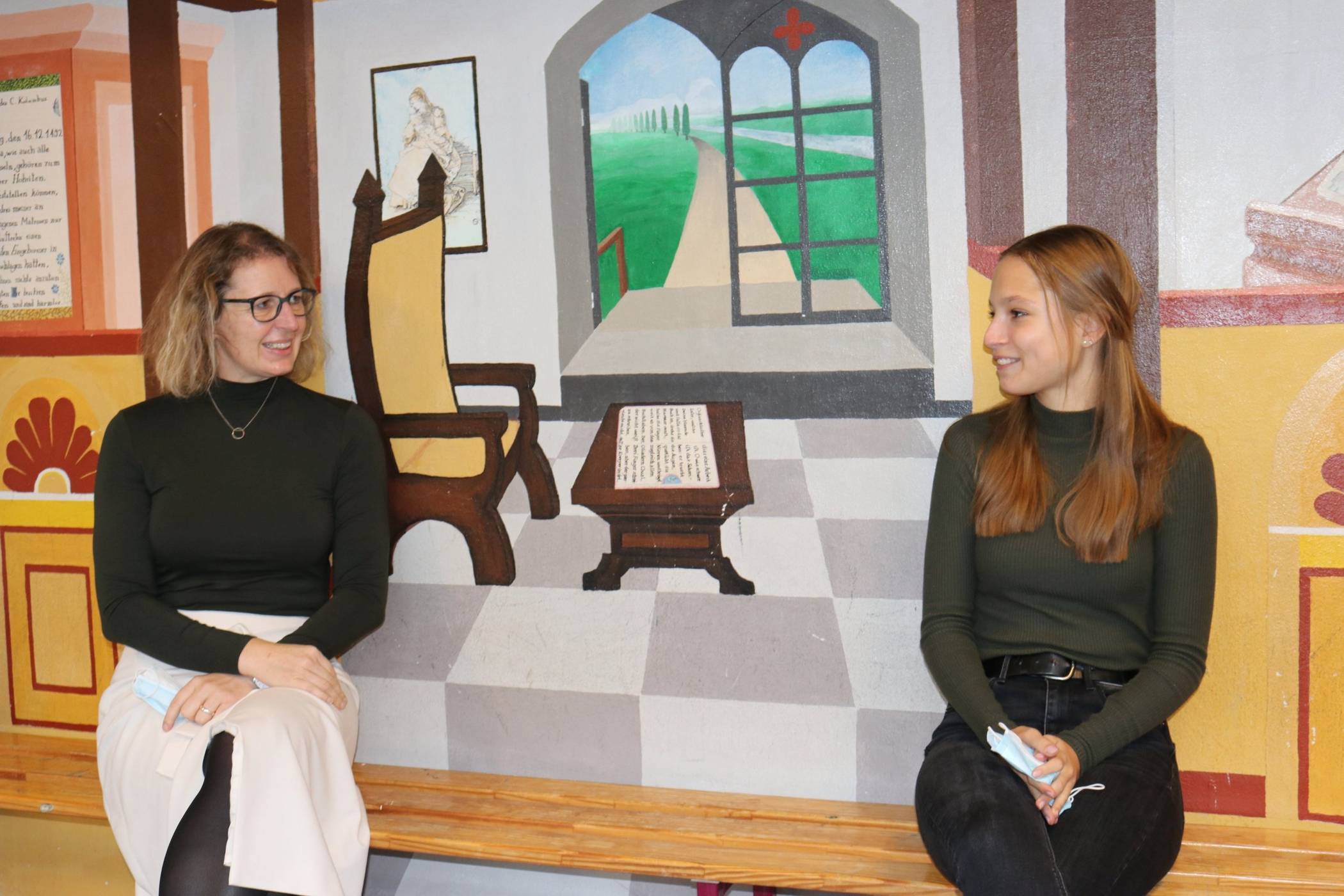  Bürgermeisterin Sandra Pietschmann gratuliert  Nina Bohlke. 