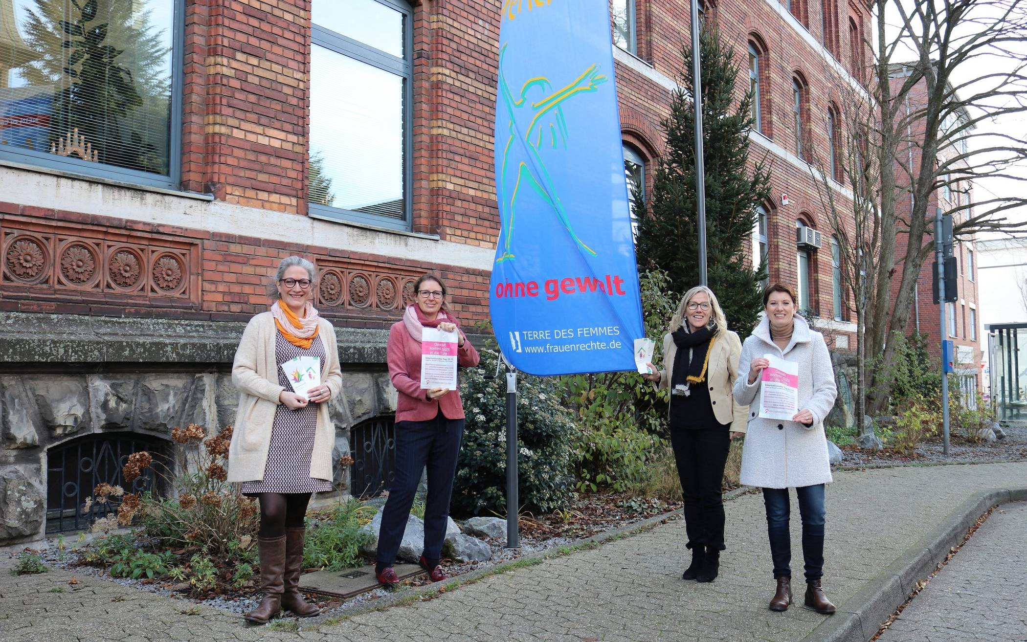  Von links: Eva-Maria Düring (SKFM), Bürgermeisterin Sandra Pietschmann, Lilo Löffler (SKFM) und Karen Brinker (stellvertretende Gleichstellungsbeauftragte der Kreisstadt Mettmann) haben zum Internationalen Tag gegen Gewalt an Frauen und Mädchen eine Fahne vor dem Rathaus gehisst. 