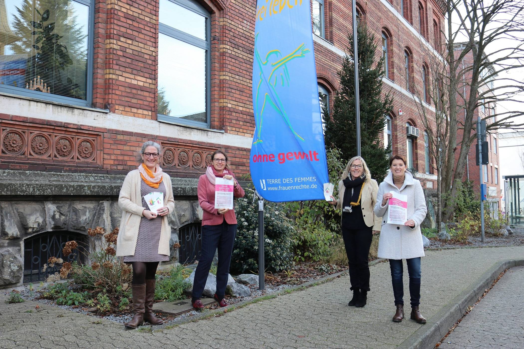  Von links: Eva-Maria Düring (SKFM), Bürgermeisterin Sandra Pietschmann, Lilo Löffler (SKFM) und Karen Brinker (stellvertretende Gleichstellungsbeauftragte der Kreisstadt Mettmann) haben zum Internationalen Tag gegen Gewalt an Frauen und Mädchen eine Fahne vor dem Rathaus gehisst. 
