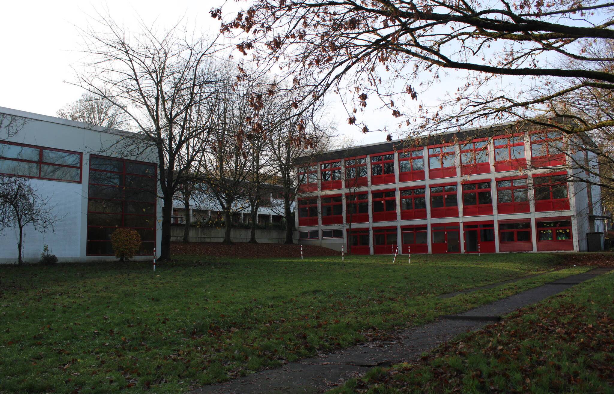  Die Gesamtschule wird zunächst in der ehemaligen Anne-Frank-Schule am Borner Weg eingerichtet. 