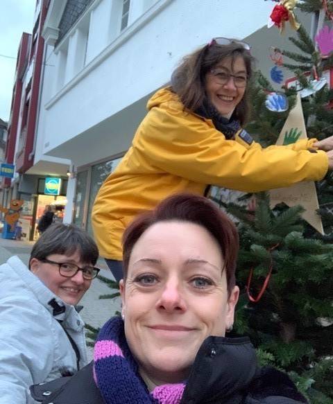  Schmücken des Mettmanner Höffnungshändchenbaumes. 