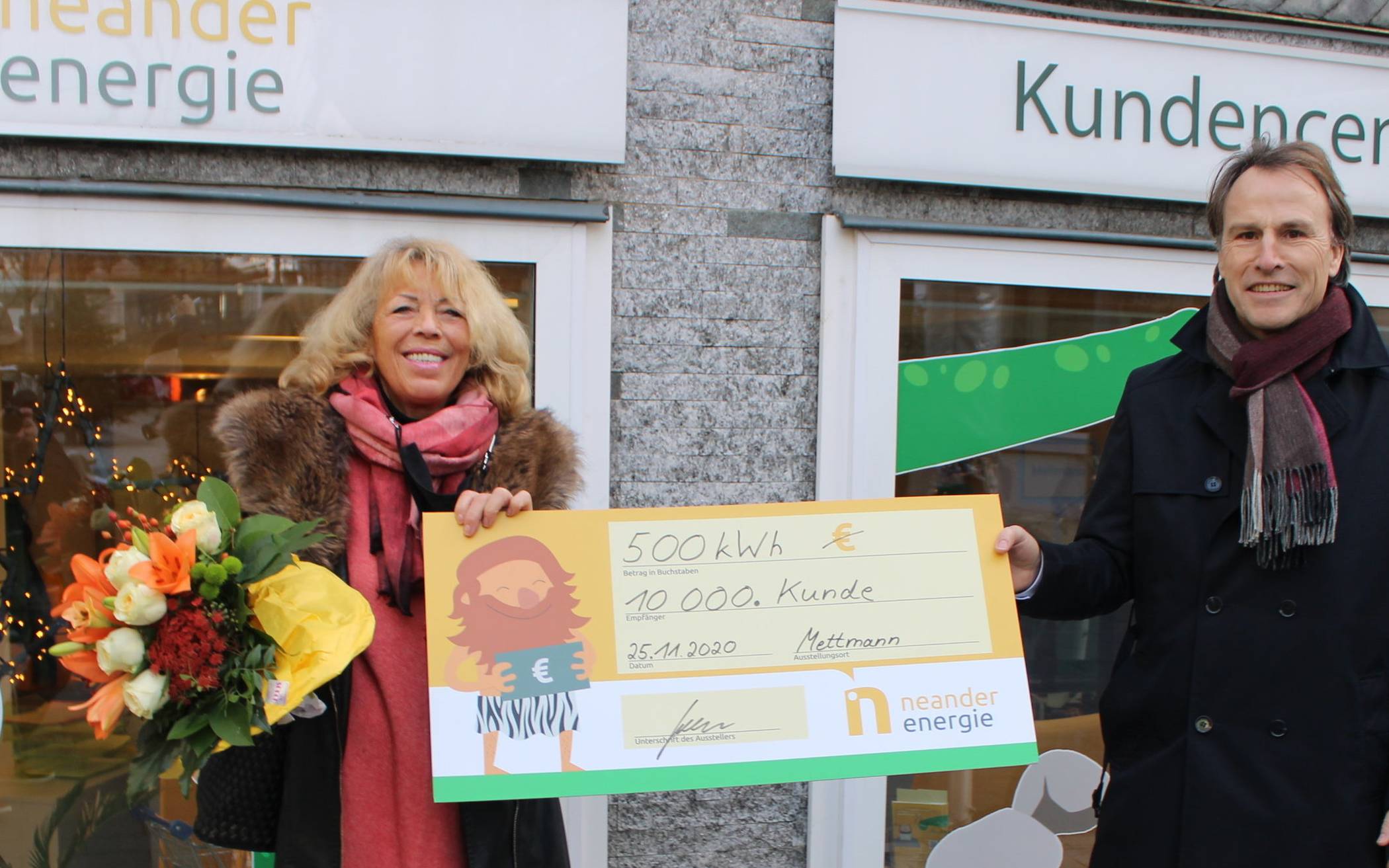  Gregor Jeken, einer der drei Geschäftsführer von Neander Energie, gratuliert Christa Eichhorn, Kundin Nummer 10.000. 