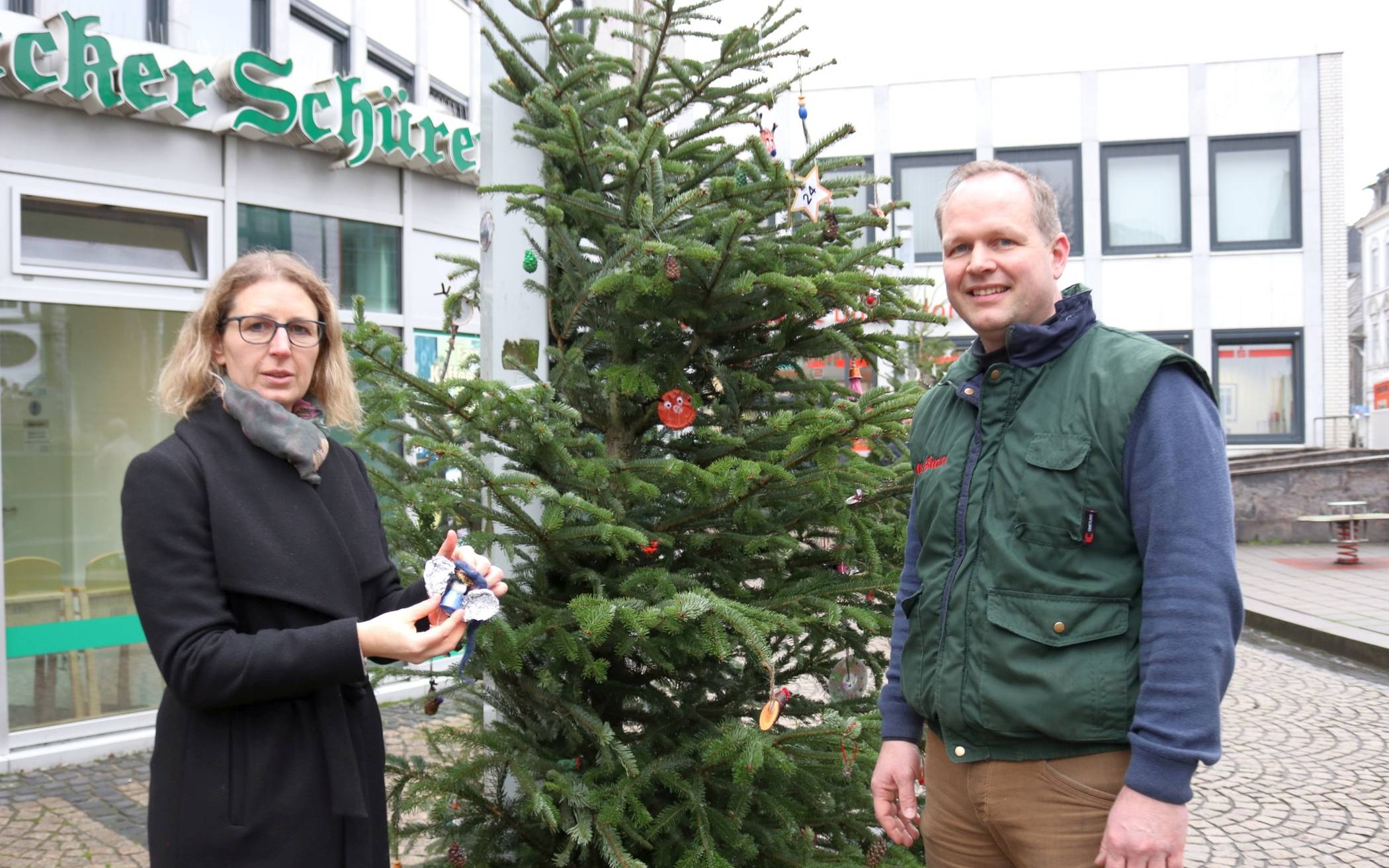  Bürgermeisterin Sandra Pietschmann mit Christian Beckershoff an einem Weihnachtsbaum, von dem auch viel Schmuck abgerissen und kaputt gemacht wurde. 