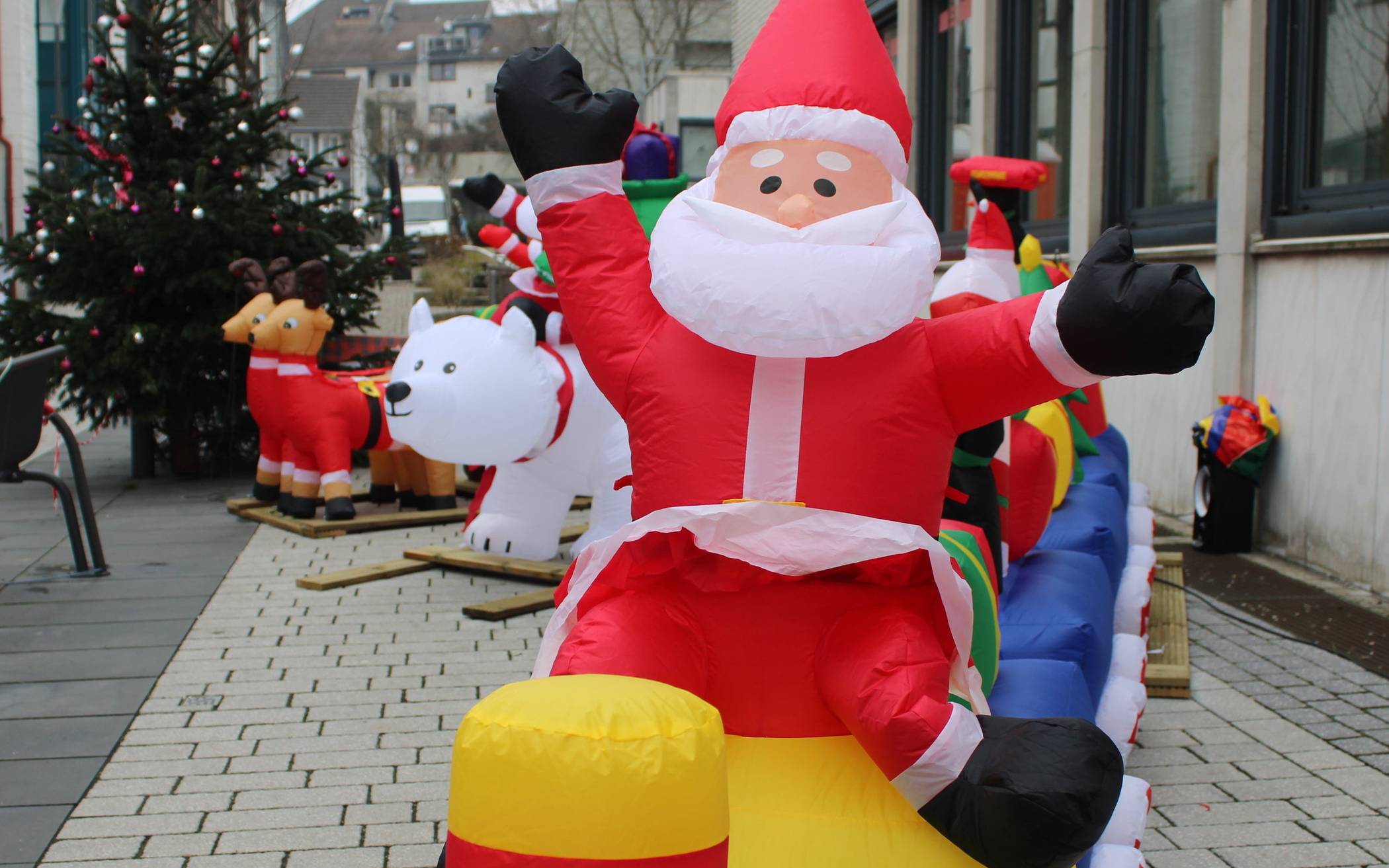  Erfreut nicht nur Kinderherzen, sondern macht auch den Erwachsenen Spaß. Die üppige Weihnachtsdekoration in der Fußgängerzone vor dem Hunde Lädchen. 