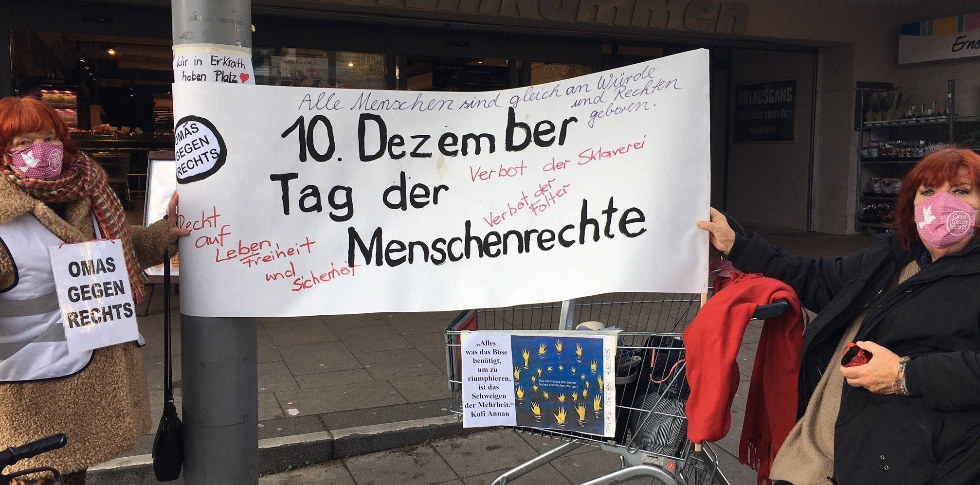  Omas gegen Rechts: Regina Schweder (re.)  und Christina Greeven-Bierkämper beim Tag der Menschenrechte auf dem Hochdahler Markt. 