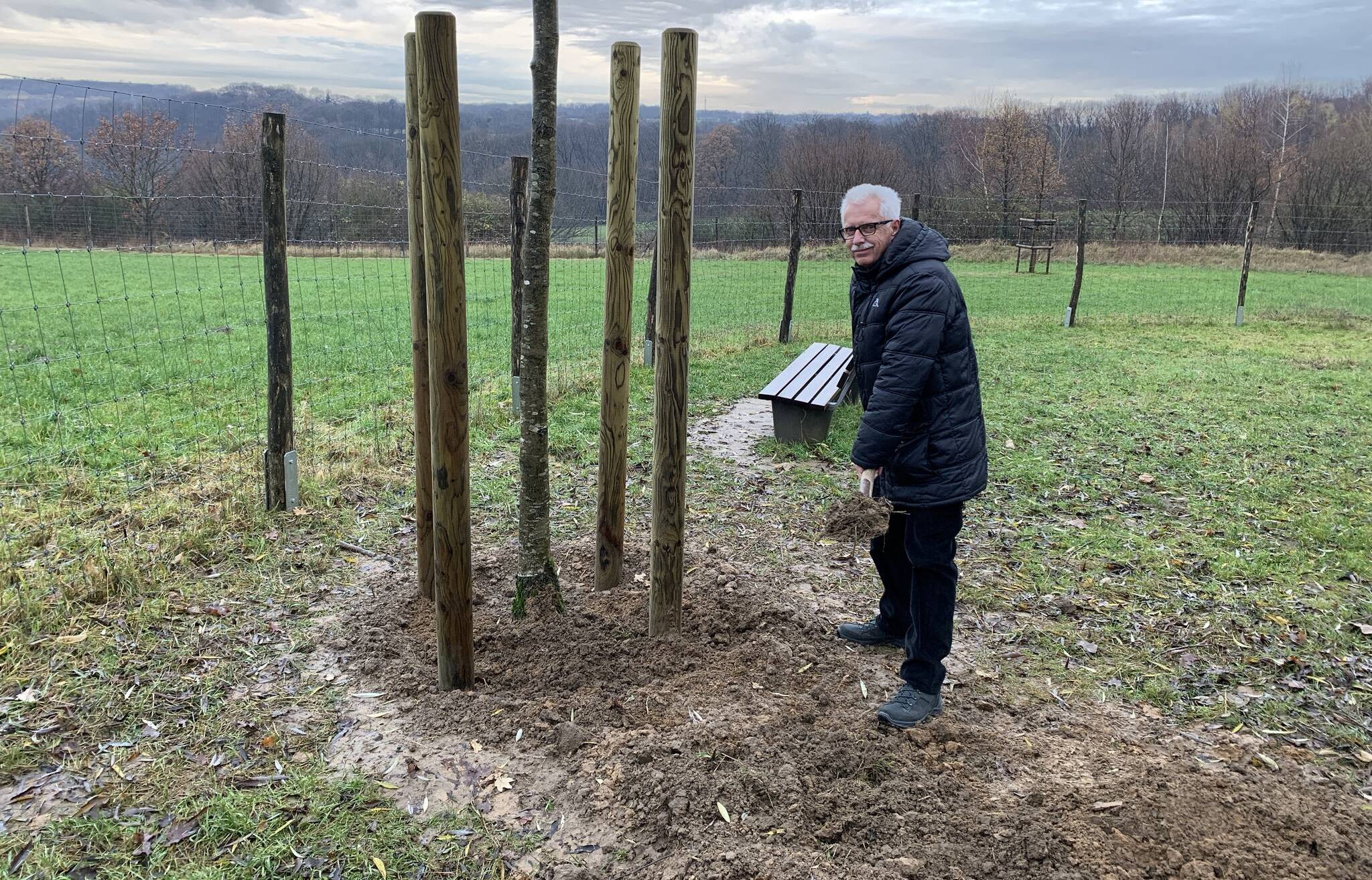  &nbsp;Landrat Thomas Hendele neben dem Walnussbaum. 