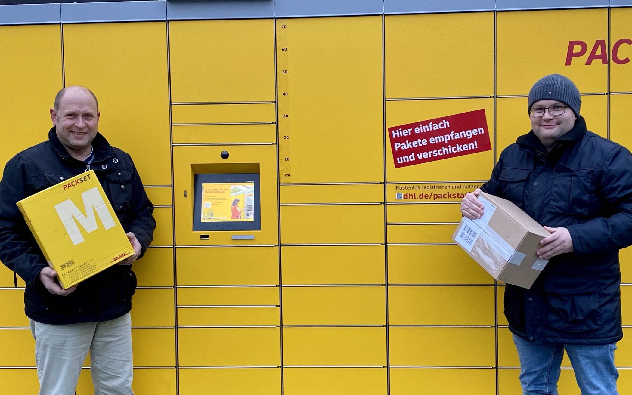  Daniel Cyrulinski, 1. Vorsitzender des Bürgervereins Ob- &amp; Niederschwarzbach, und Christoph Siegert, 2. Vorsitzender, an der neuen Packstation. 