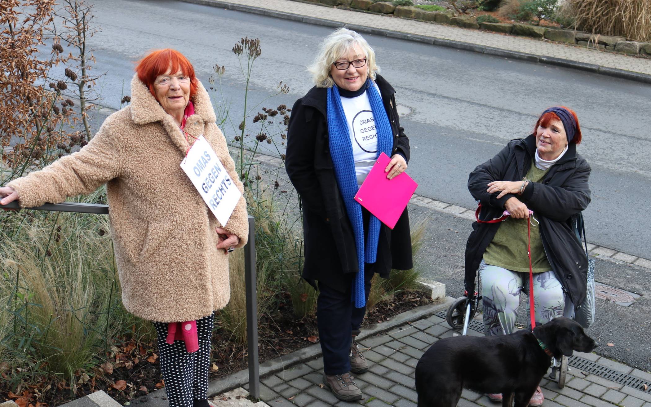  Auch um die „Stolpersteine“, die derzeit noch vor dem neuen Kreisverwaltungsgebäude an der Goethestraße fehlen, kümmern sich die „Omas gegen rechts“. 