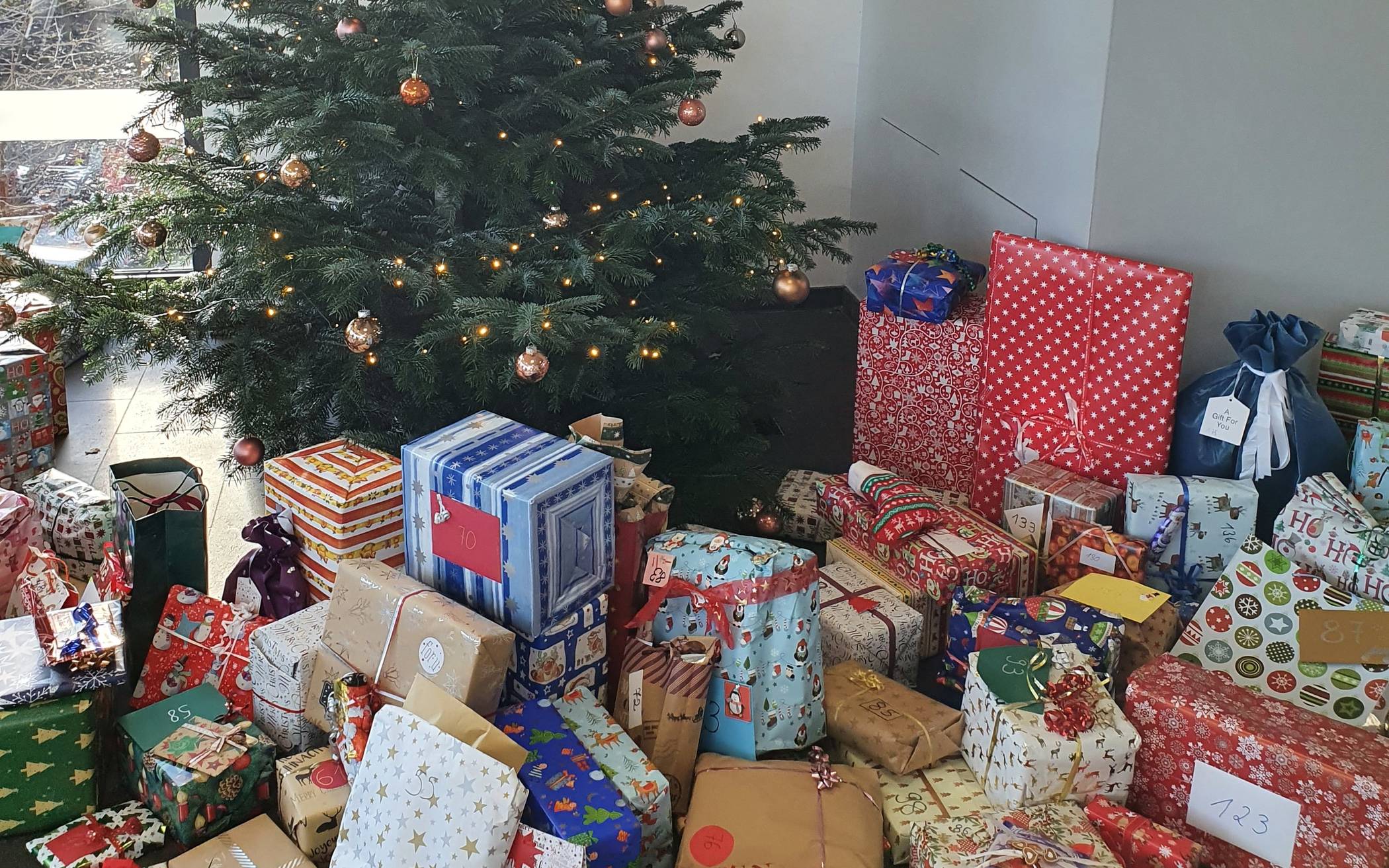 Über 150 Geschenke für benachteiligte Kinder: Kreismitarbeiter erfüllen Weihnachtswünsche