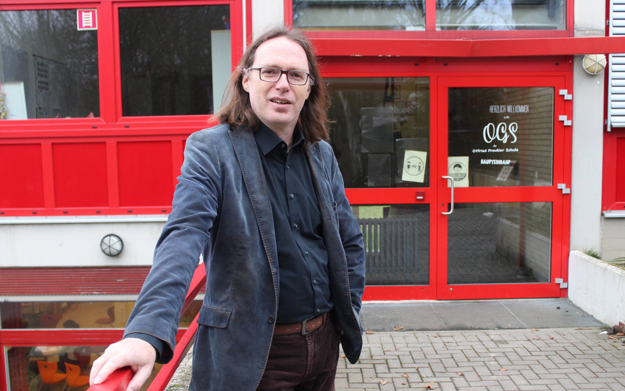  Matthias Messing vor dem Haupteingang der ehemaligen Hauptschule am Borner Weg. Hier soll die Gesamtschule entstehen. 