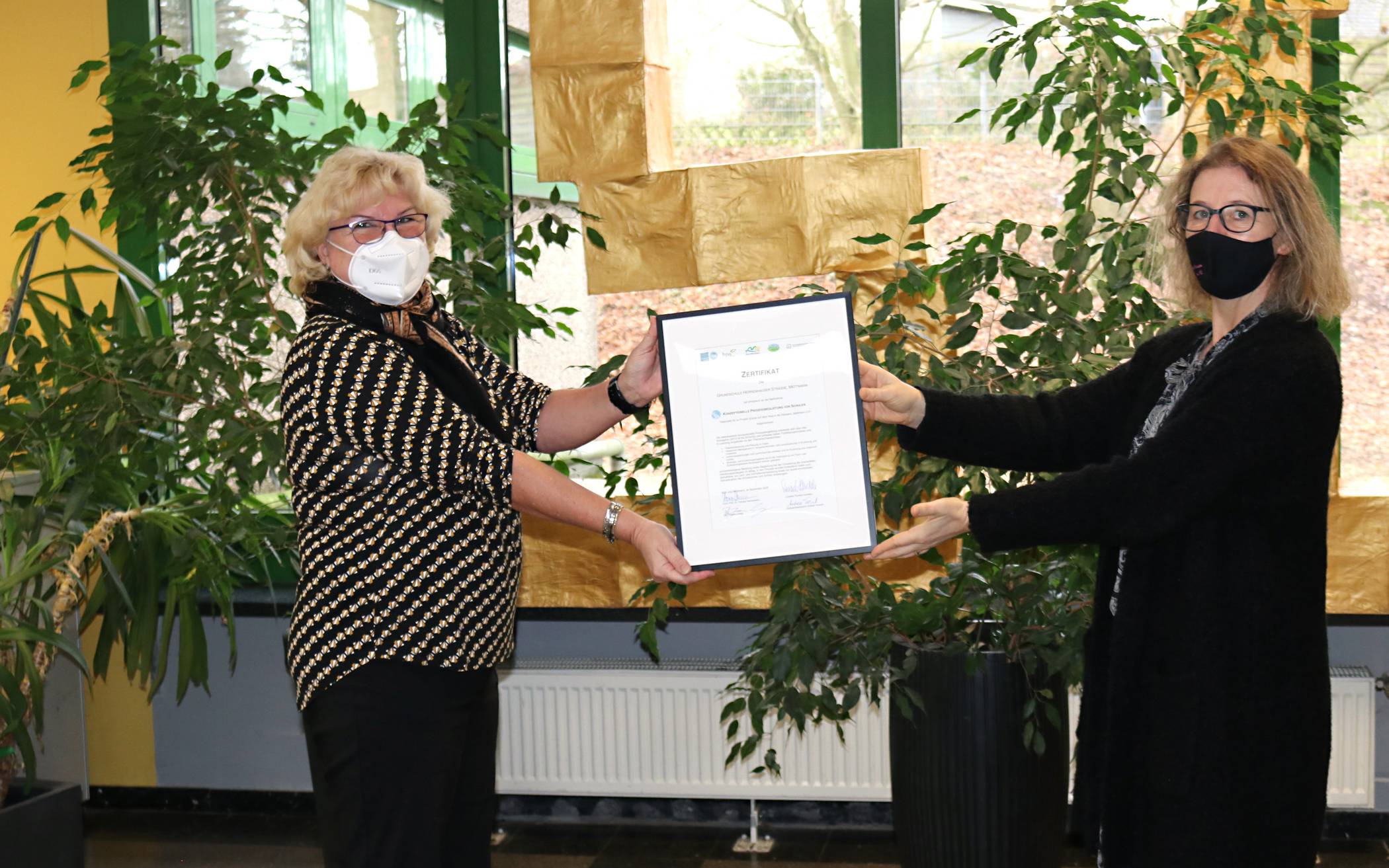  Schulleiterin Birgit Krohm (l.) zeigt Bürgermeisterin Sandra Pietschmann stolz das Zertifikat. 