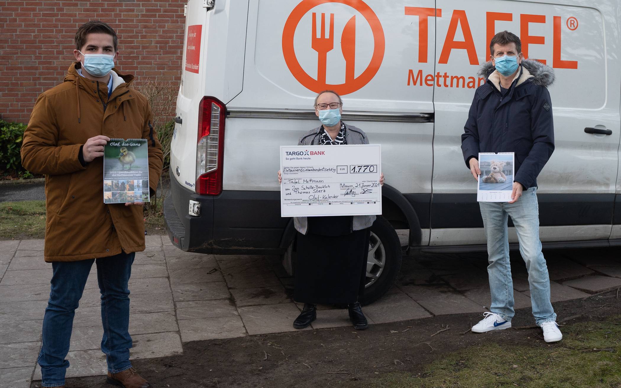  Scheckübergabe mit Abstand (von links): Jan Schulte-Baukloh, Gisela Fleter und Thomas Sterz. 